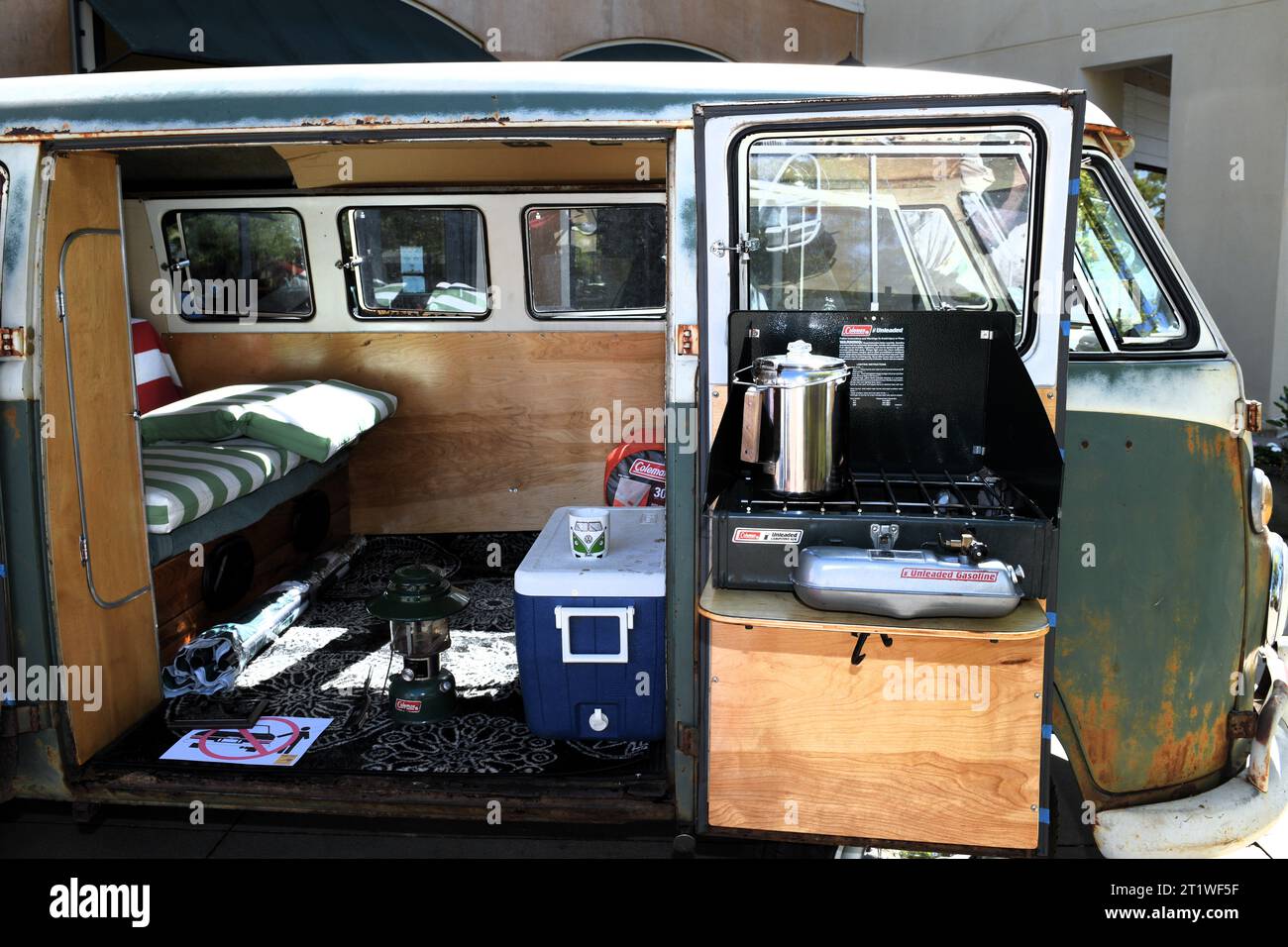 Vieux camping-car rouillé VW. Banque D'Images