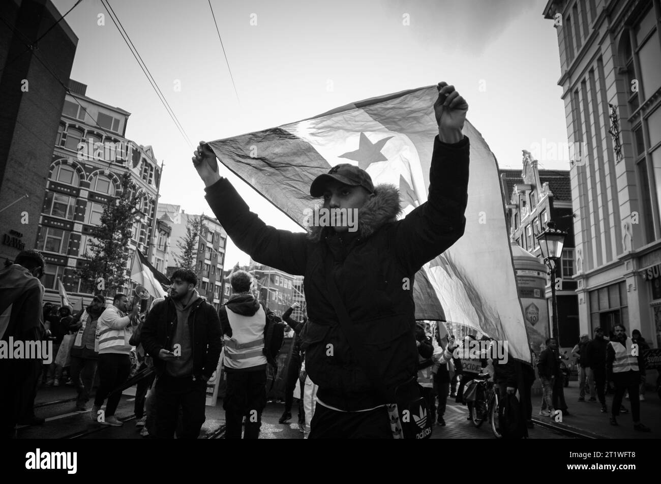 Amsterdam, pays-Bas. 15 octobre 2023.10,000 manifestation à Amsterdam en soutien à la Palestine. Les manifestants, dont beaucoup portaient des drapeaux palestiniens, ont scandé la Palestine libre alors qu’ils s’entassaient sur la place du Dam au centre de la ville, où ils écoutaient des discours avant de marcher vers Westerpark. Crédit : Karlis Dzjamko/Alamy Live News Banque D'Images