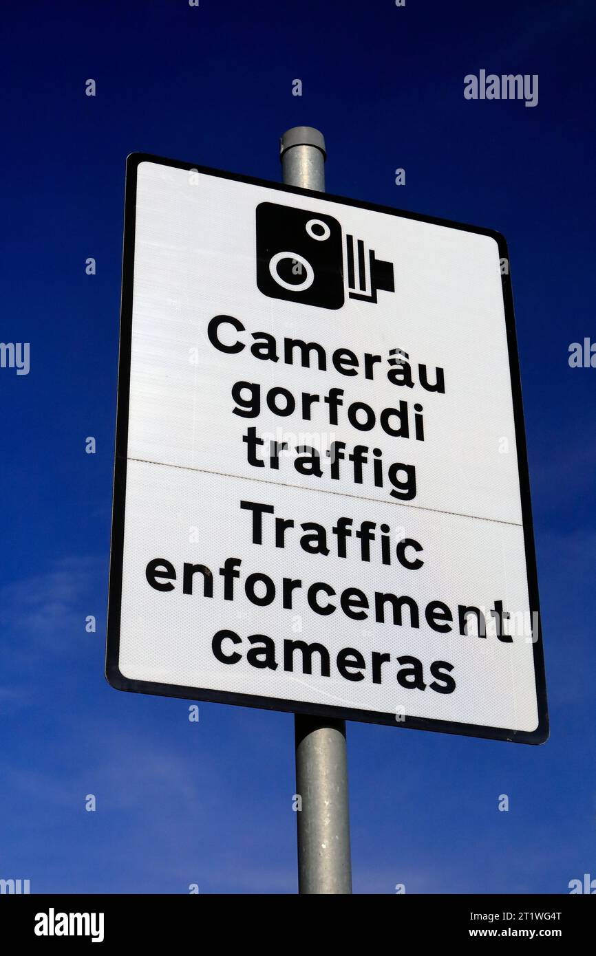 Panneau de signalisation bilingue gallois/anglais pour les caméras de surveillance de la circulation, Leckwith, Cardiff, Galles du Sud, 2023 Banque D'Images