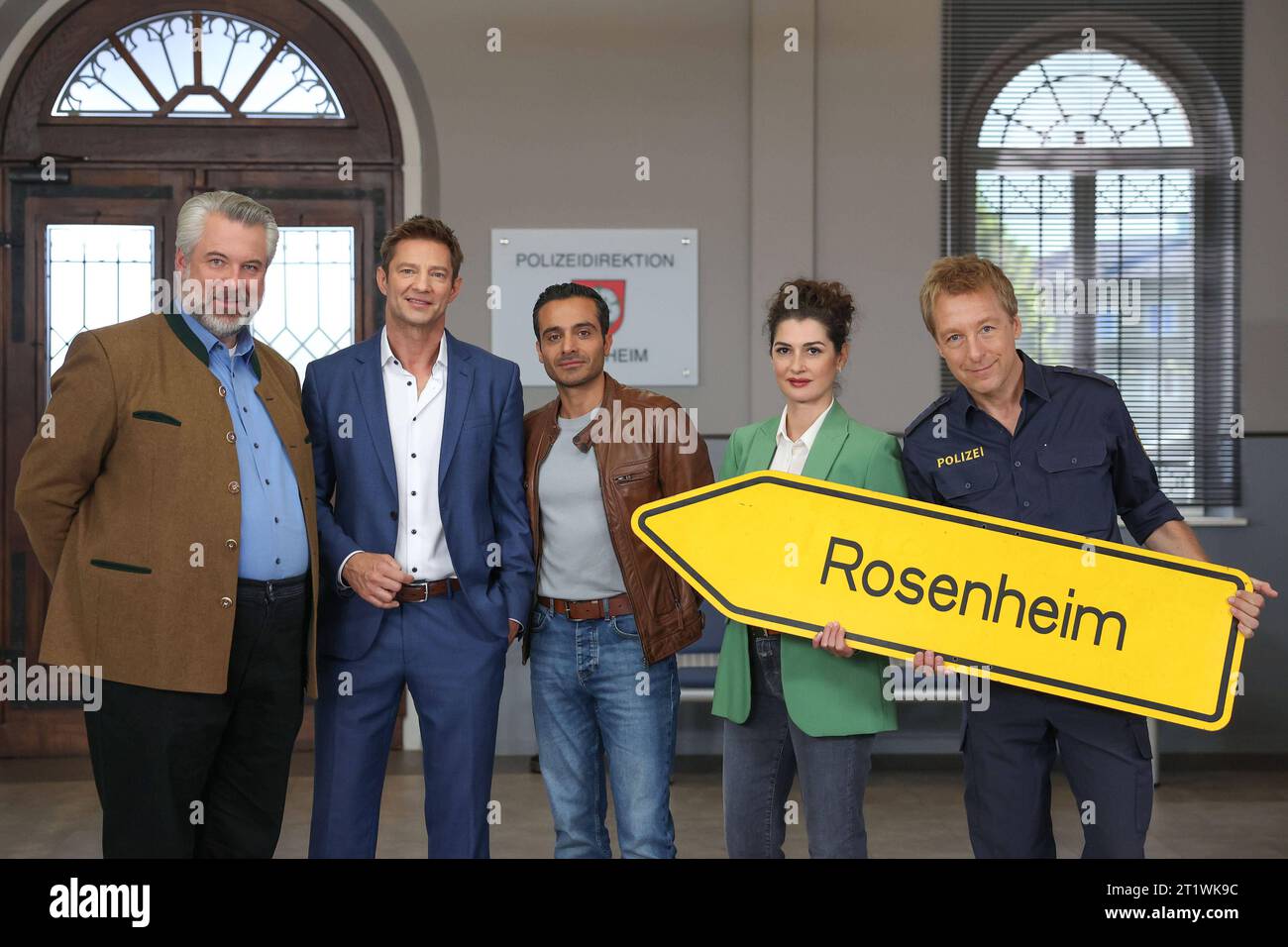 Fotocall Rosenheim-COPS am 14.10.2023 in den Bavaria Studios à Grünwald. V.l.N.r. : Dieter Fischer, Igor Jeftic, Baran Hevi, Anastasia Papadopoulou, Max Müller *** Fotocall Rosenheim COPS on 14 10 2023 aux studios Bavaria à Grünwald f l n r Dieter Fischer, Igor Jeftic, Baran Hevi, Anastasia Papadopoulou, Max Müller xMSx crédit : Imago/Alamy Live News Banque D'Images