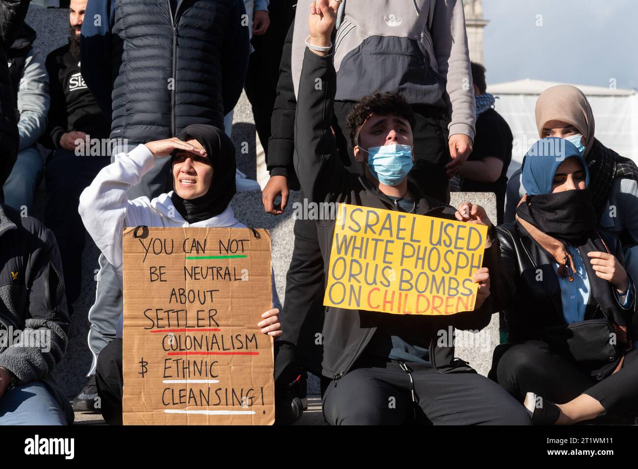 Protestation pour la Palestine après l'escalade de l'action militaire dans le conflit de la bande de Gaza entre Israël et le Hamas. Plaque de référence pour bombes au phosphore Banque D'Images