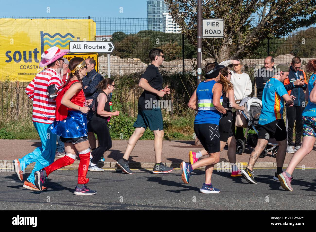 Great South Run, 15 octobre 2023, Portsmouth, Hampshire, Angleterre, ROYAUME-UNI. Des milliers de concurrents ont couru dans le 10 Mile Great South Run qui a commencé et s'est terminé à Southsea, Portsmouth. En plus des coureurs d'élite, beaucoup d'autres personnes ont participé à la course pour la charité ou pour leurs clubs. Banque D'Images