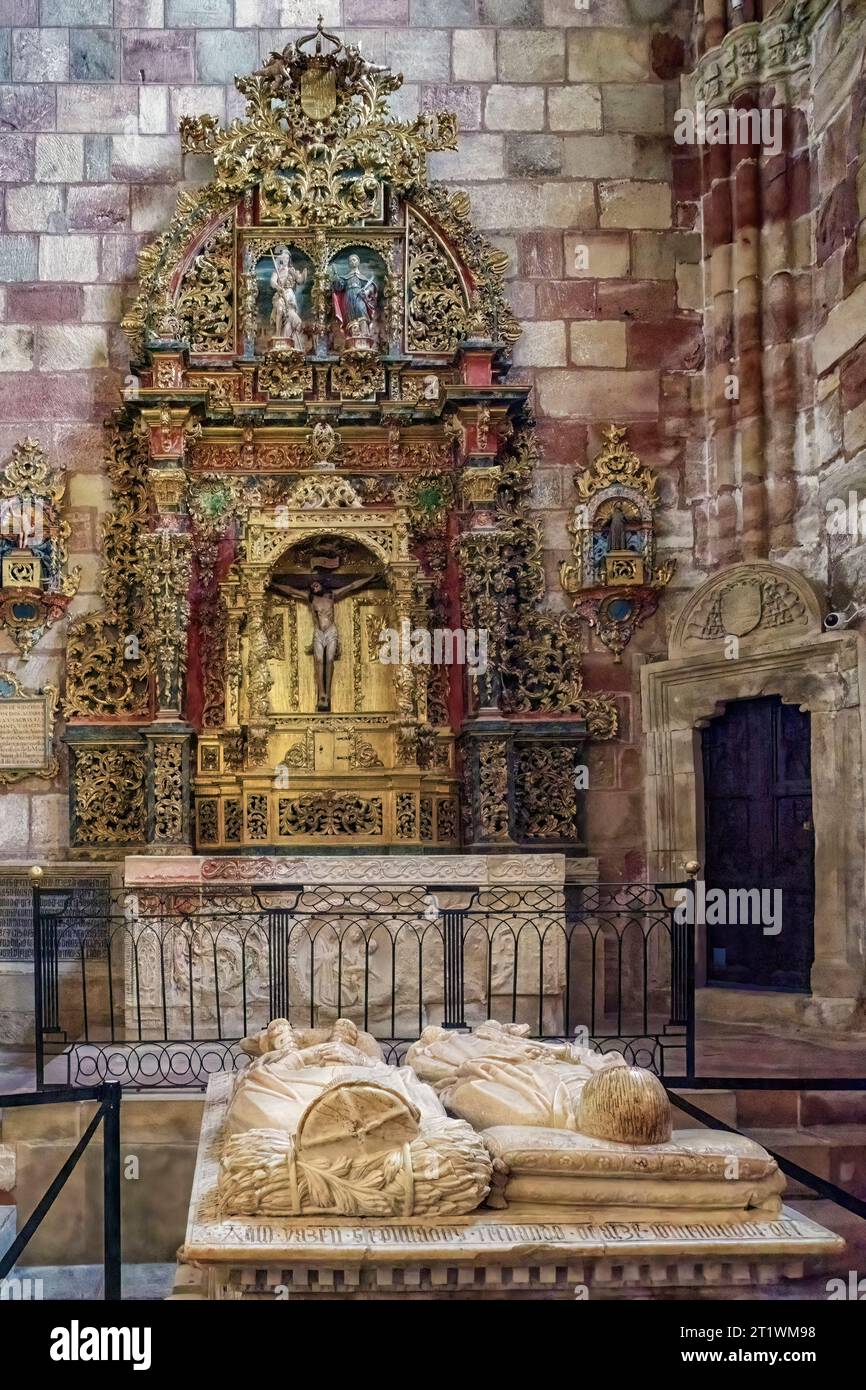Orné et beau retable baroque crucifié dans la chapelle de Saint Jean et Sainte Catherine de la cathédrale de Santa Maria de Sigüenza, Espagne. Banque D'Images
