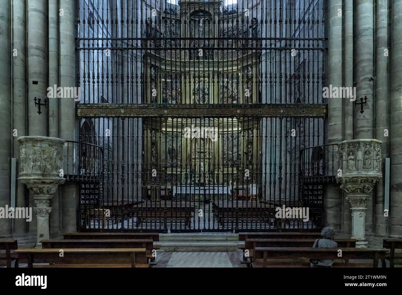 L'autel principal et ses belles fenêtres gothiques avec le retable Renaissance de Giraldo de Merlo, dédié à l'Assomption de la Vierge. Banque D'Images