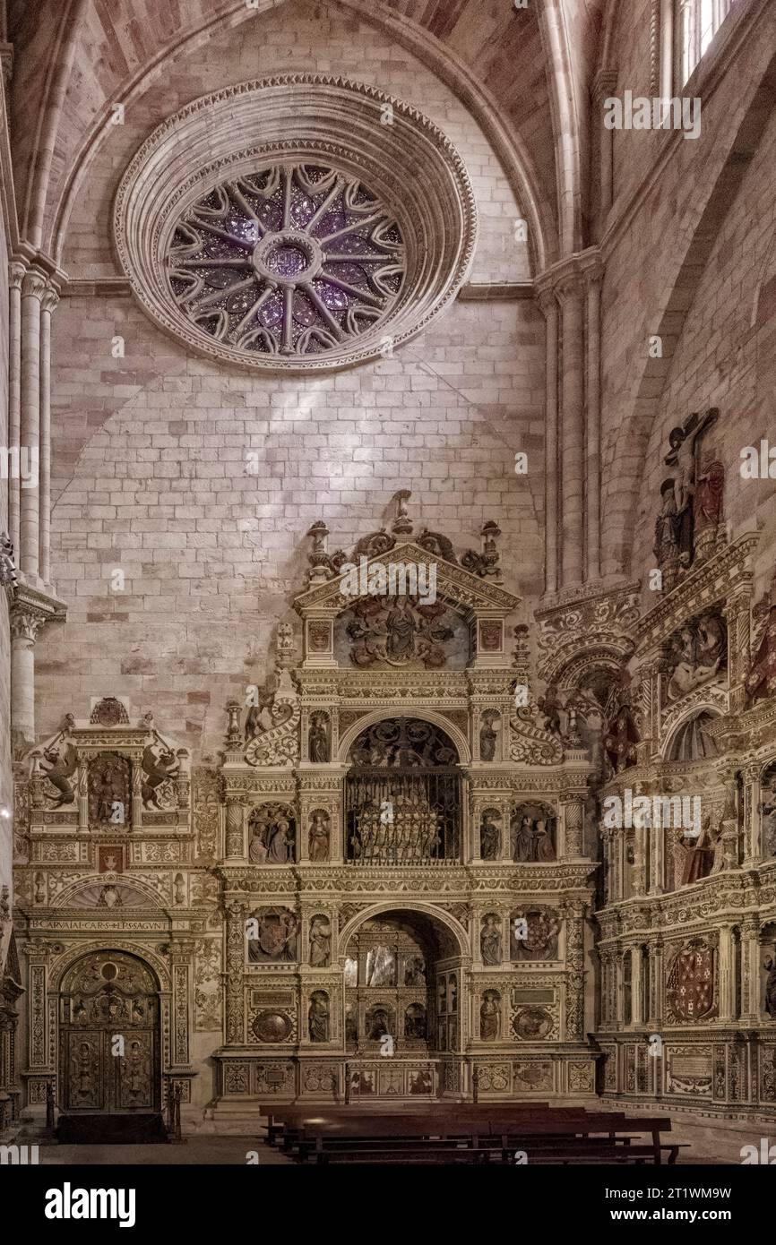 Croisière gospel de la cathédrale de Santa Maria dans la ville de Sigüenza. Autel de Santa Librada, art plateresque, 16e siècle par Alonso de Covarrubias. Banque D'Images