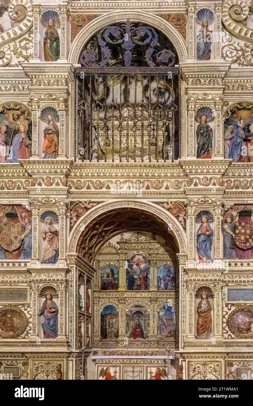 Croisière gospel de la cathédrale de Santa Maria dans la ville de Sigüenza. Autel de Santa Librada, art plateresque, 16e siècle par Alonso de Covarrubias. Banque D'Images