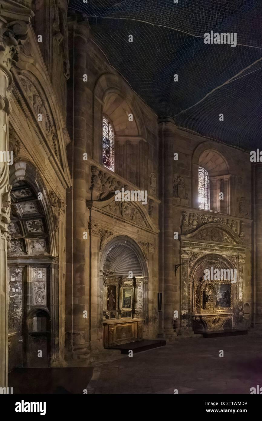 Niches chapelles avec portes sculptées et retables de type Escorial, 16e siècle, déambulatoire de la cathédrale de Santa Maria, Sigüenza, Espagne. Banque D'Images
