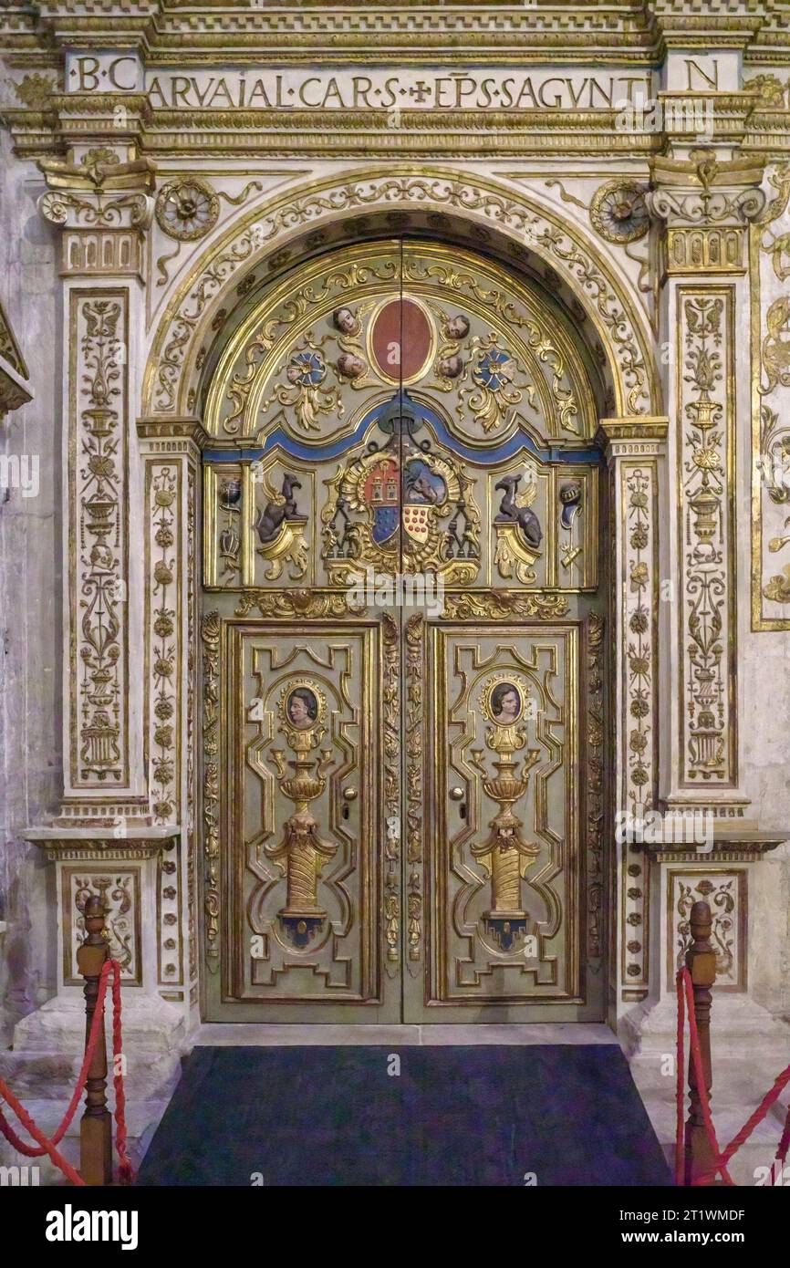 Porte porphyre de style plateresque, avec les armoiries de l'évêque Bernardino López de Carvajal, Renaissance, 16e siècle, cathédrale de Sigüenza, Espagne Banque D'Images