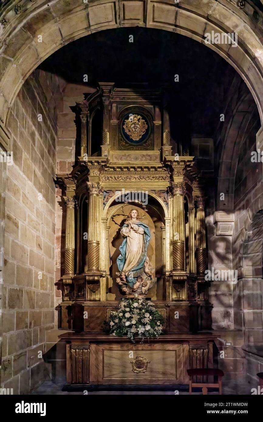 chapelle de l'Annonciation, autel avec un beau retable du 17e siècle de Juan de Orihuela et une belle Immaculée conception, Sigüenza, Espagne. Banque D'Images