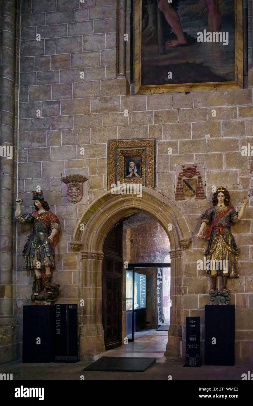 entrée au cloître par la porte de San Valero dans la cathédrale de Santa Maria de la Mayor dans la ville de Sigüenza, Guadalajara, Espagne. Banque D'Images