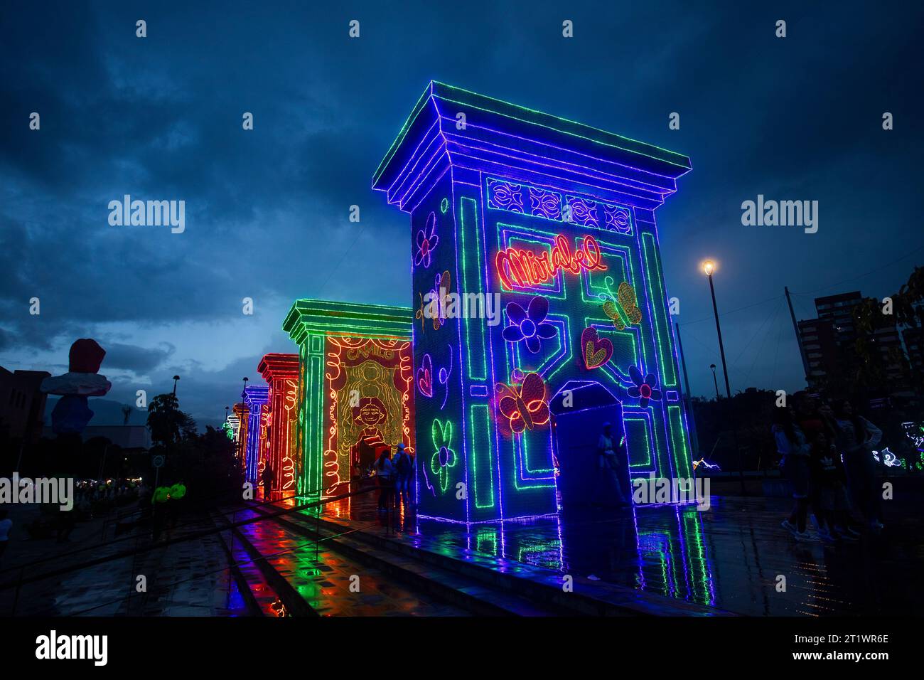 Medellin, Antioquia. Colombie - 11 janvier 2023. Des figures lumineuses et sur le thème de Noël décorent le secteur du parc fluvial Banque D'Images