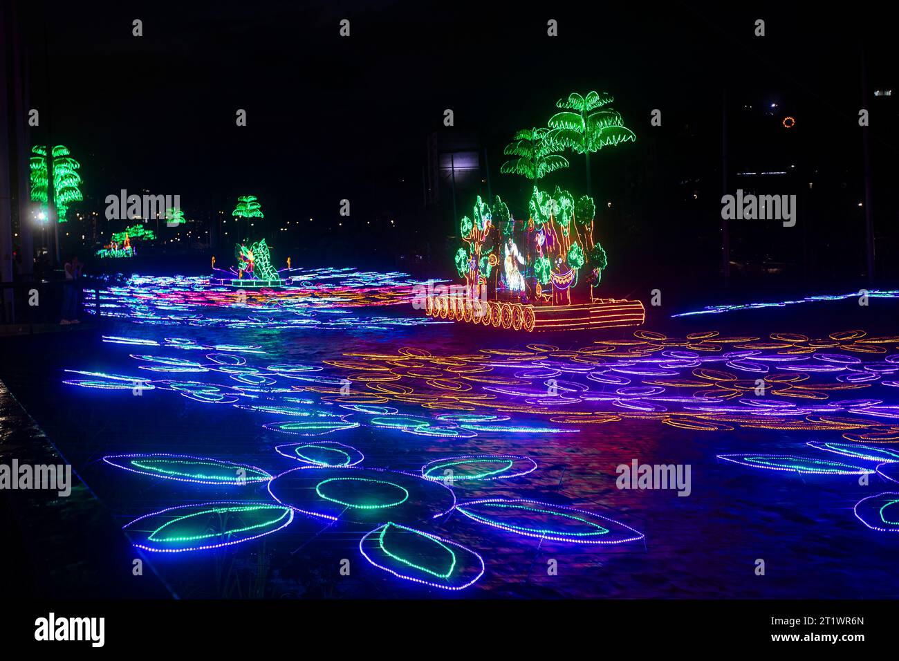 Medellin, Antioquia. Colombie - 11 janvier 2023. Des figures lumineuses et sur le thème de Noël décorent le secteur du parc fluvial Banque D'Images