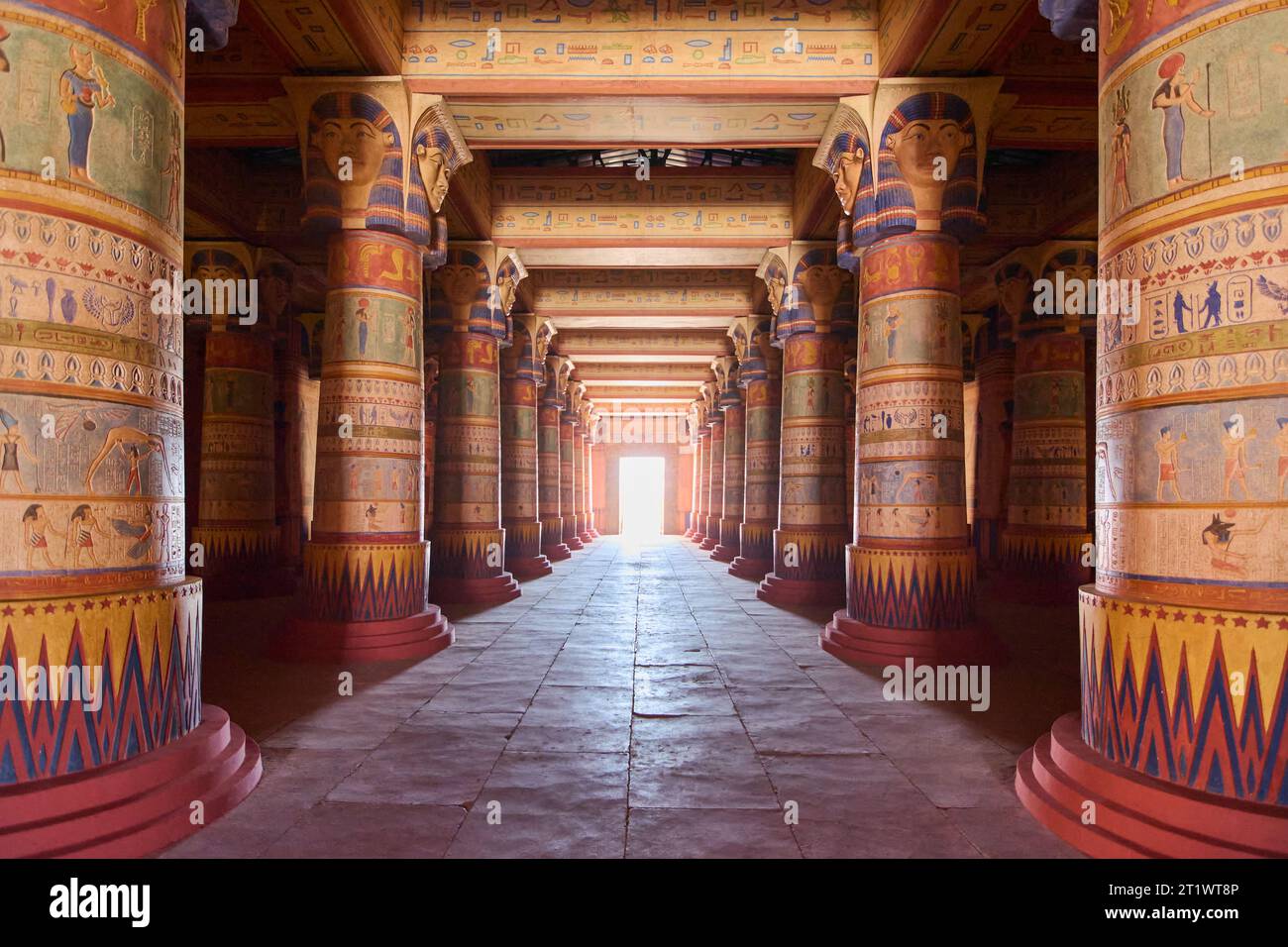 Ouarzazate, Maroc - 15 octobre 2023 : recréation d'un temple égyptien antique : un voyage à travers les hiéroglyphes dans les studios de cinéma Atlas Studios. f Banque D'Images