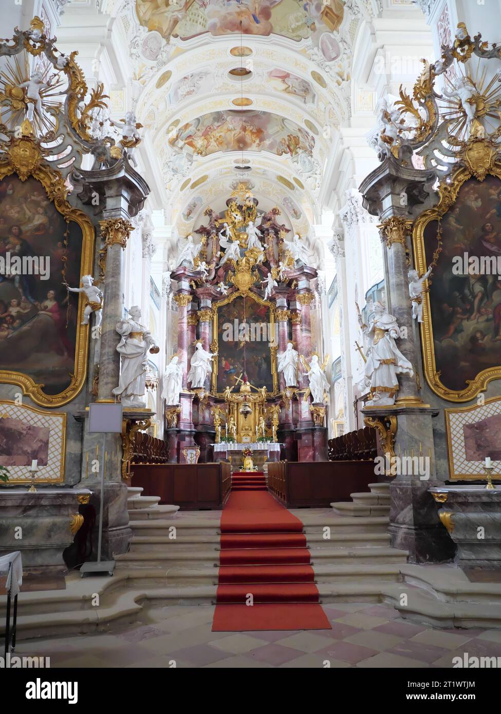 Vue du choeur avec tapis rouge et maître-autel avec grand tableau dans l'église baroque du monastère Schöntal Banque D'Images