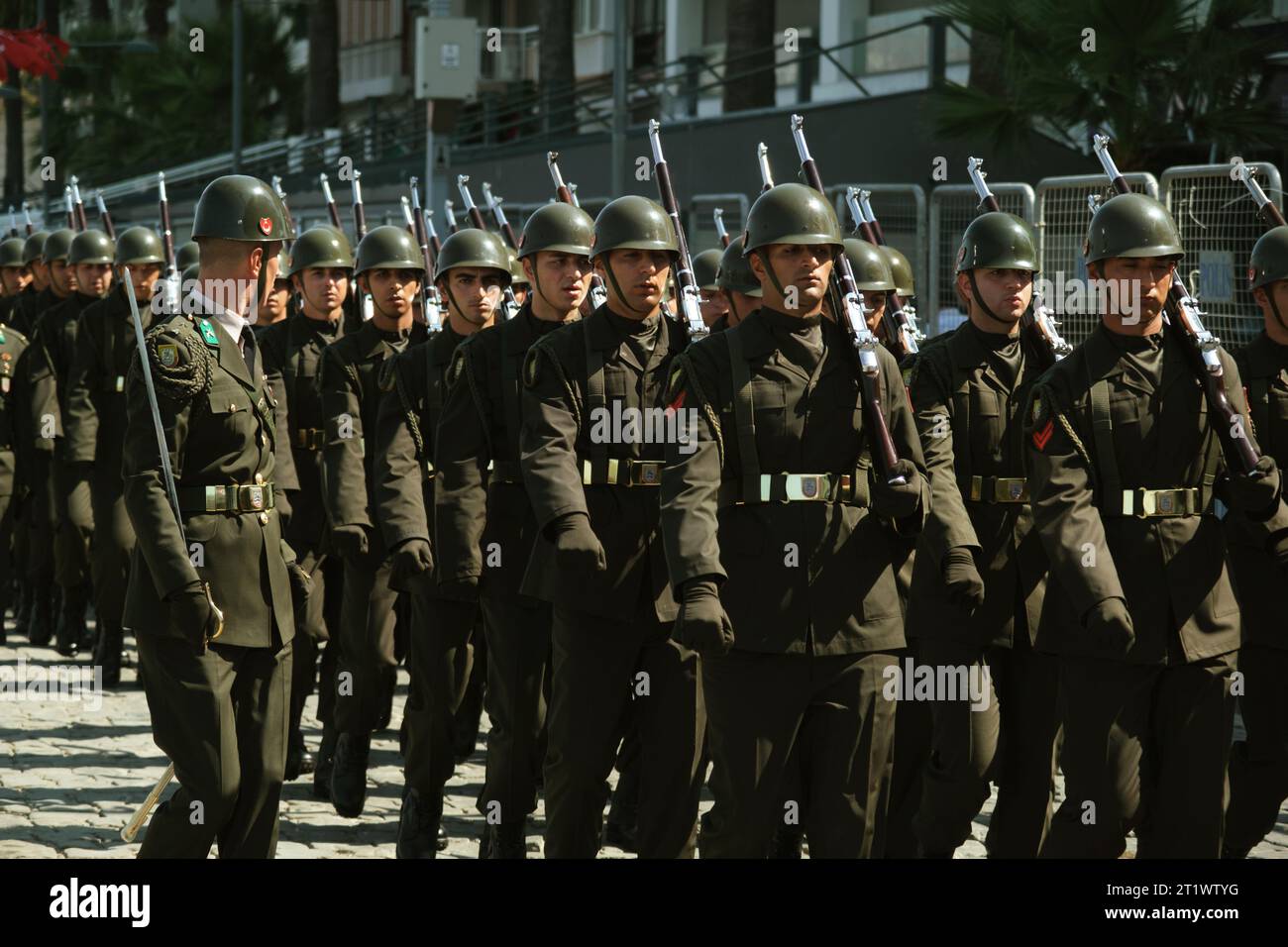 Izmir, Turquie - 30 août 2023 : des soldats en uniforme vert marchent en parfaite synchronisation, illustrant la discipline de la dure militaire turque Banque D'Images