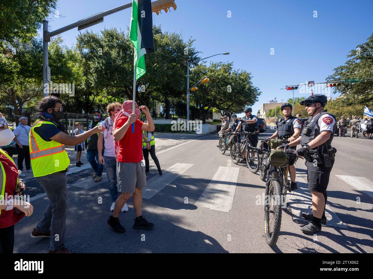 Austin, Texas, États-Unis. 15 octobre 2023 : des manifestants palestiniens sont bloqués du Capitole du Texas par une ligne de police alors que 250 personnes se rassemblent lors d'une marche pro-palestinienne vers le Capitole du Texas. ©Bob Daemmrich Banque D'Images