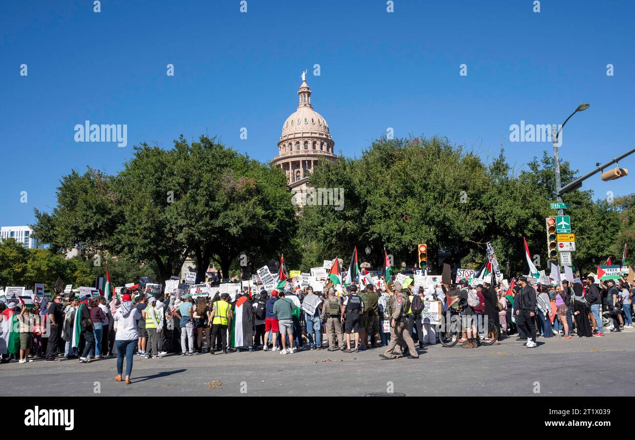 Austin, Texas, États-Unis. 15 octobre 2023 : la circulation devant le Capitole du Texas est arrêtée alors que 250 personnes se rassemblent lors d'une marche pro-palestinienne vers le centre-ville du Capitole du Texas. Le Département de la sécurité publique du Texas (DPS) a gardé un œil attentif sur l’événement tout en séparant quelques manifestants pro-israéliens des partisans palestiniens lors de l’événement, pour l’essentiel pacifique. ©Bob Daemmrich Banque D'Images