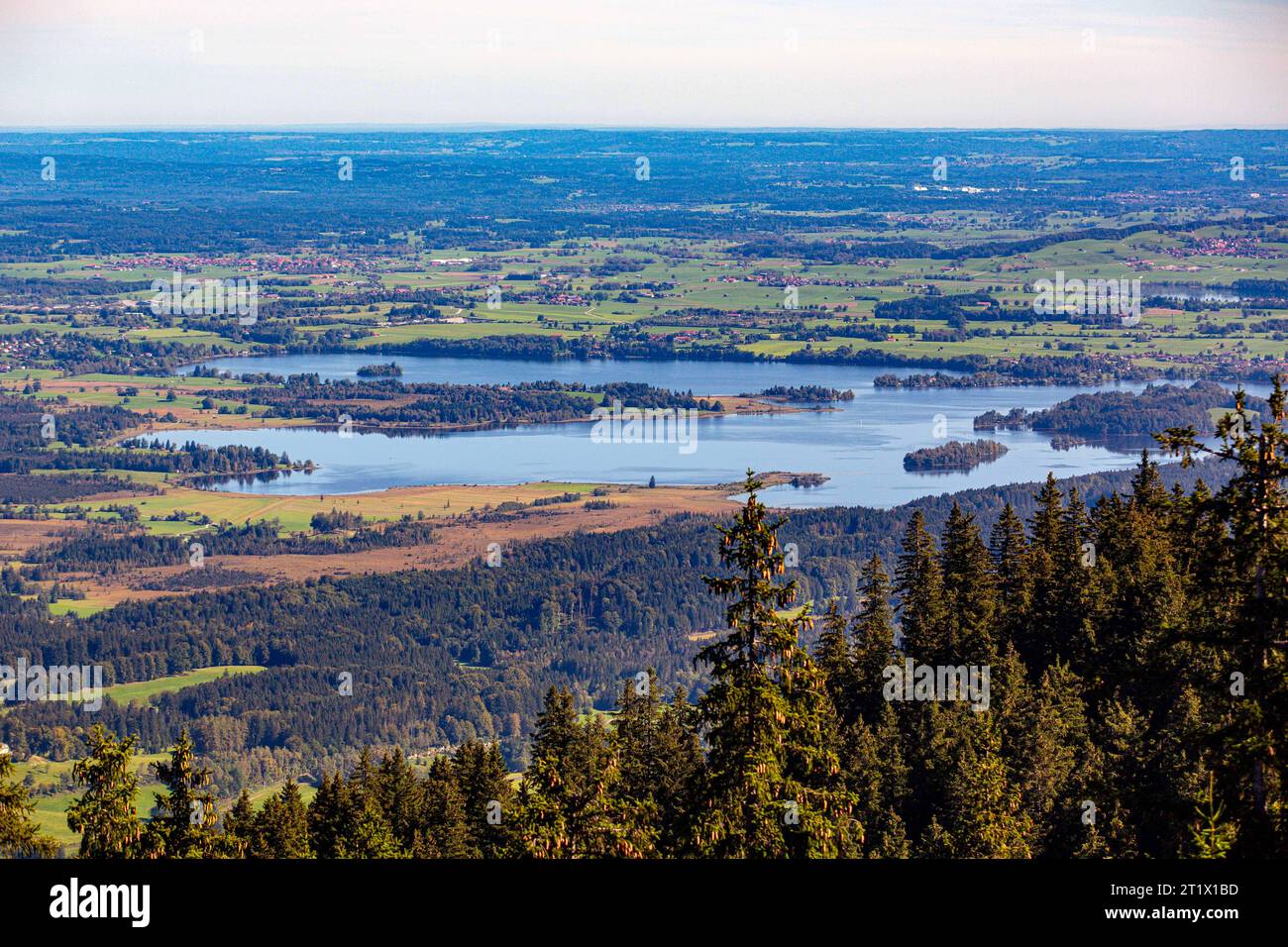 Der Staffelsee ist ein 4, 6 km langer und 3, 7 km breiter See im Ammer-Loisach-Hügelland im südlichsten Landkreis Oberbayerns Garmisch-Partenkirchen. Er ist knapp acht Quadratkilomètre Groß mit einer Tiefe von bis nahezu 40 mètre. Le Staffelsee *** le Staffelsee est un lac de 4,6 km de long et 3,7 km de large dans le pays montagneux d'Ammer Loisach dans le district le plus méridional de haute-Bavière Garmisch Partenkirchen il est un peu moins de huit kilomètres carrés de taille avec une profondeur allant jusqu'à près de 40 mètres Staffelsee crédit: Imago/Alamy Live News Banque D'Images