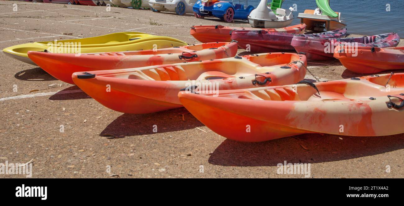 Orellana, Espagne - 4 août 2023 : Costa Dulce de Orellana, plage intérieure unique en Espagne récompensée par le drapeau Bleu, Badajoz, Espagne. Bateaux kayak pour Banque D'Images