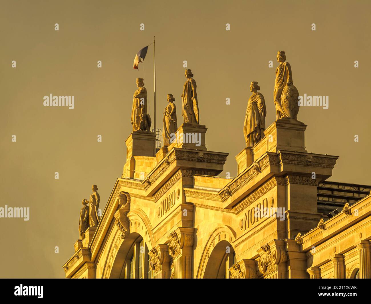 La façade emblématique à l'avant de la Gare du Nord dans le 10e arrondissement de Paris vue à l'heure d'or de l'après-midi Banque D'Images