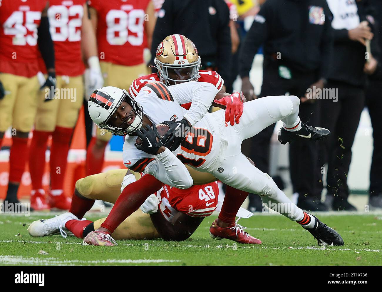 Cleveland, États-Unis. 15 octobre 2023. David Bell (18) de Cleveland Brown plonge pour la première fois contre les 49ers de San Francisco Oren Burks (48) et Charvarius Ward (7) au quatrième quart-temps à Cleveland, Ohio, dimanche 15 octobre 2023. Photo de Aaron Josefczyk/UPI crédit : UPI/Alamy Live News Banque D'Images