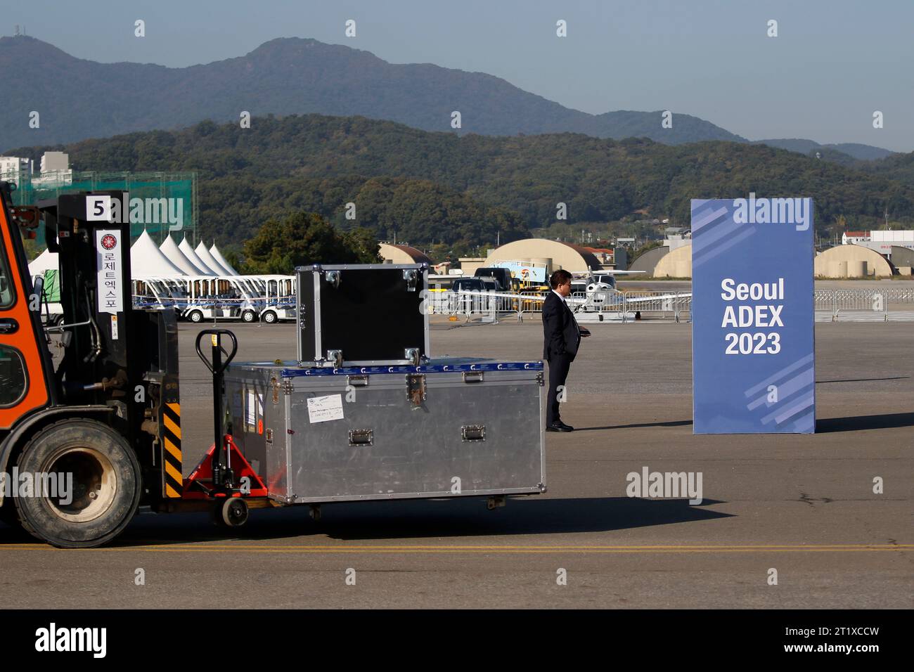 Seongnam, Gyeonggi, Corée du Sud. 16 octobre 2023. Oct 16, 2023-Seongnam, Corée du Sud-les travailleurs préparent l'ouverture de l'exposition à ADEX 2023 (Aerospace Defense Exhibition 2023) à l'aéroport militaire de Séoul, Seongnam, Corée du Sud. La Corée du Sud tiendra une exposition internationale de défense en octobre pour présenter du matériel et des technologies militaires de pointe, ont déclaré lundi les organisateurs, dans le cadre de la poussée de Séoul à devenir un acteur majeur sur le marché mondial de l'armement. Le Seoul International Aerospace & Defense Exhibition (ADEX) de six jours 2023 débutera le Crédit : ZUMA Press, Inc./Alamy Live News Banque D'Images