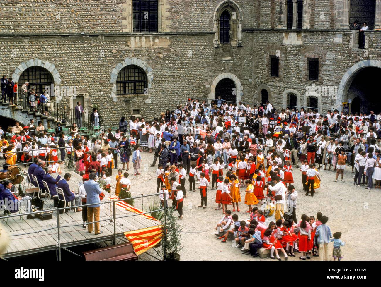 France. Fête folklorique catalane en cours au Palais des Rois de Majorque, Perpignan, Roussillon Banque D'Images
