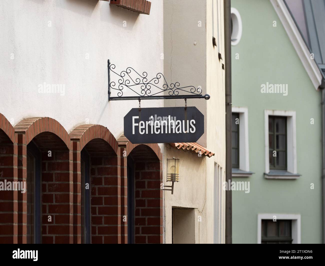 Ferienhaus (maison de vacances) signe sur un bâtiment dans une ville. Une maison et des appartements à louer pour profiter de vacances en Allemagne. Les touristes peuvent réserver un appartement. Banque D'Images