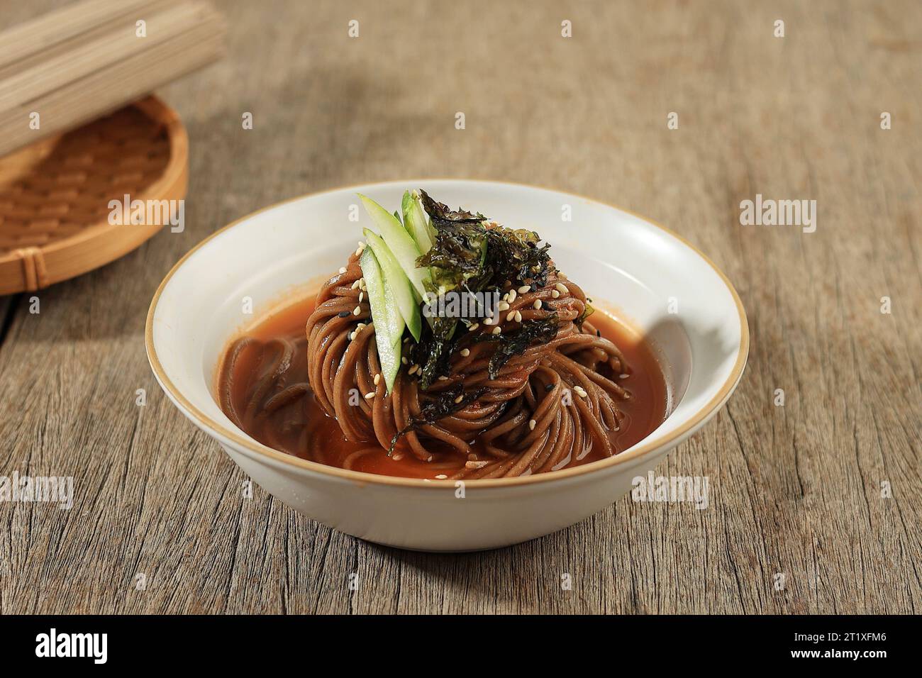 Gros plan Coréen Cold Soba Noodle Bibim Guksu avec concombre, flocons de Nori et graines de sésame Banque D'Images
