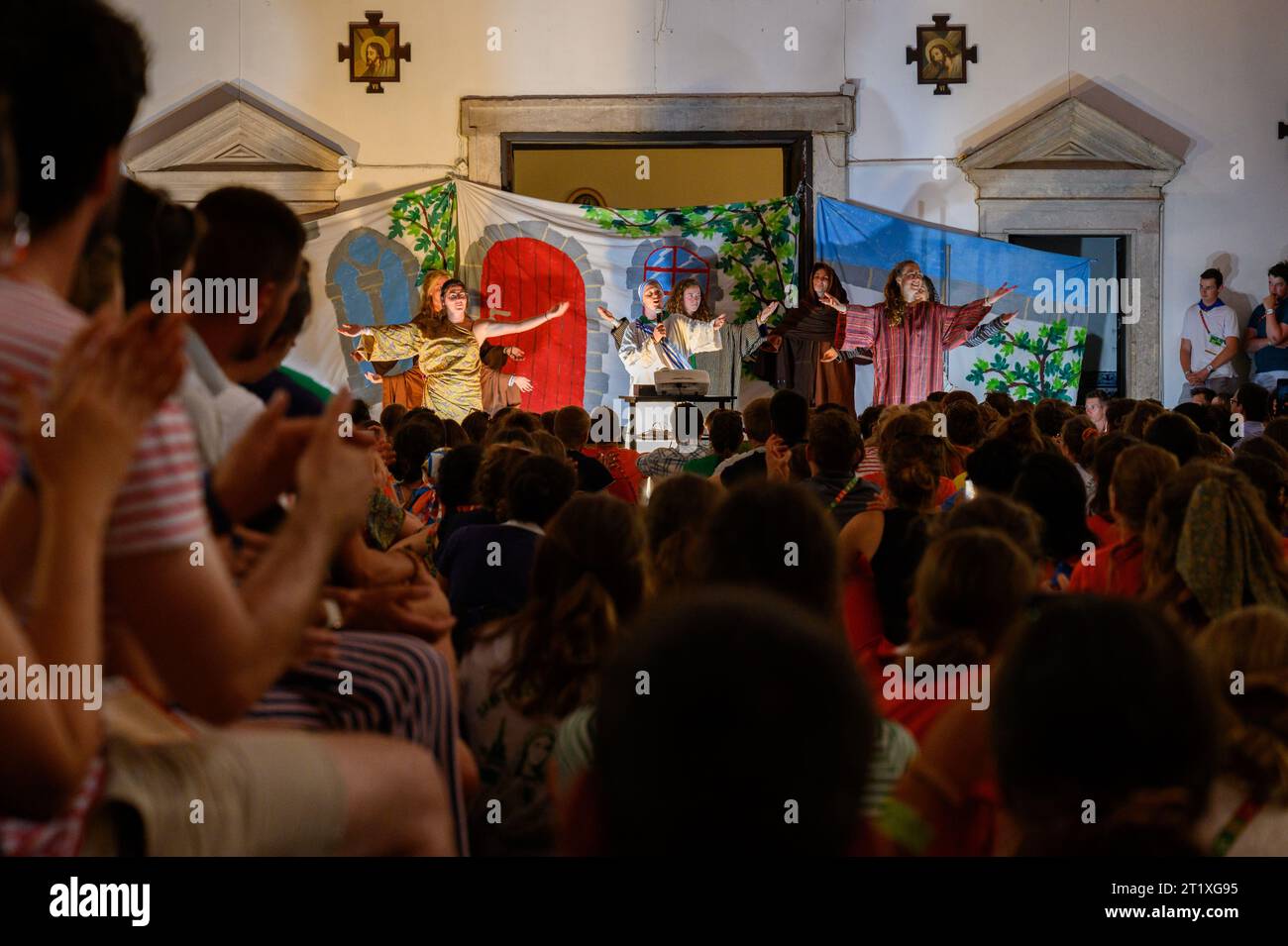 Une performance appelée « Matgnificat » pour les pèlerins francophones lors des Journées mondiales de la Jeunesse 2023 à Lisbonne, Portugal. Banque D'Images