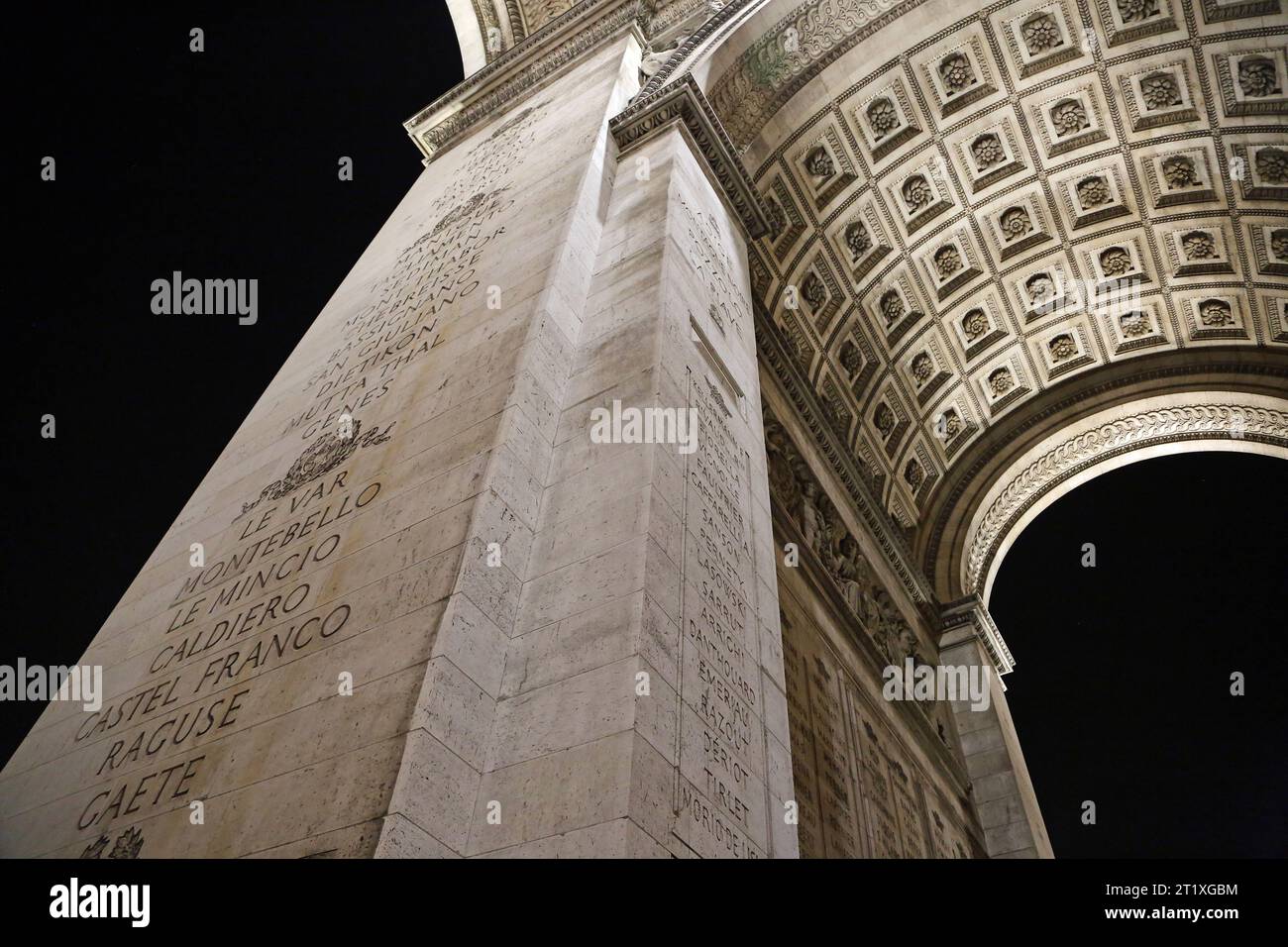 Sous l'Arc de Triomphe, Paris, France Banque D'Images