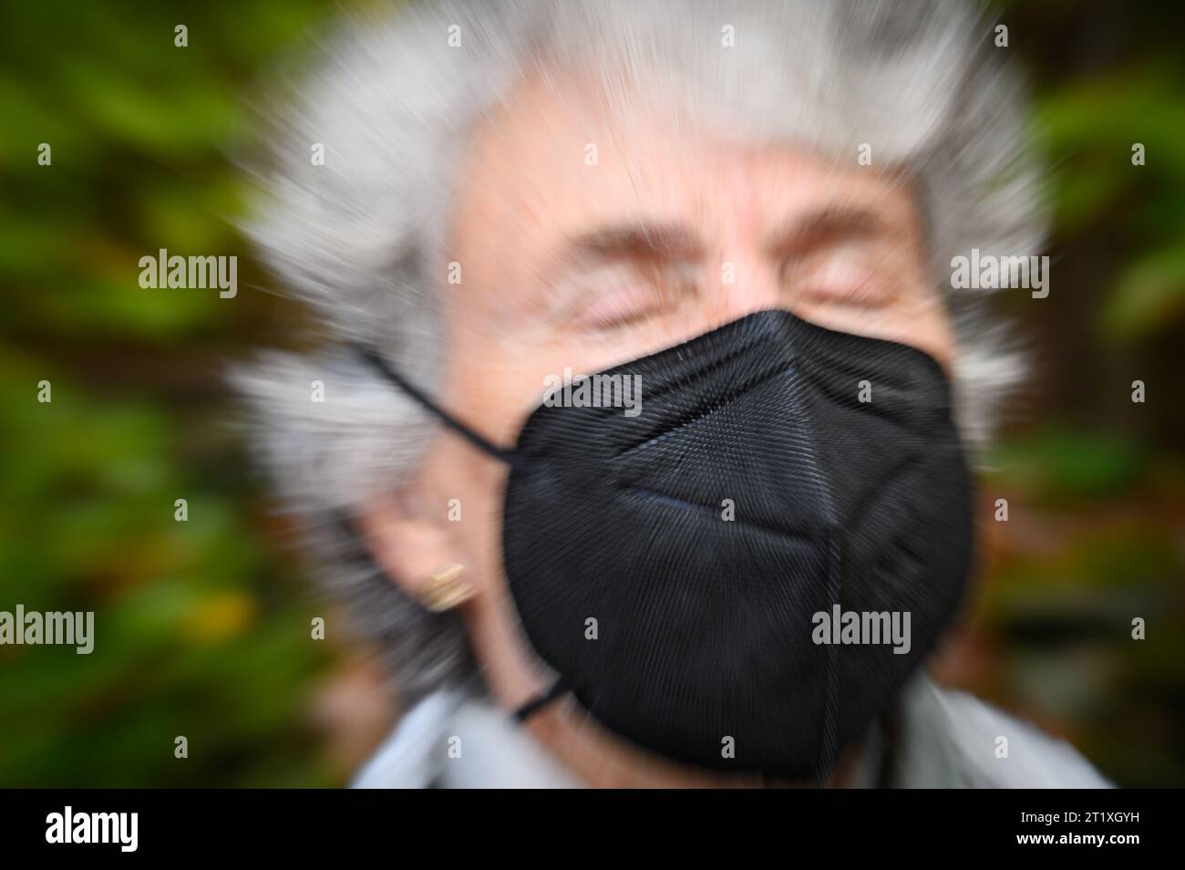 La femme porte un masque facial N95 du type en usage courant en raison des tentatives de contrôler la propagation du COVID-19. Banque D'Images