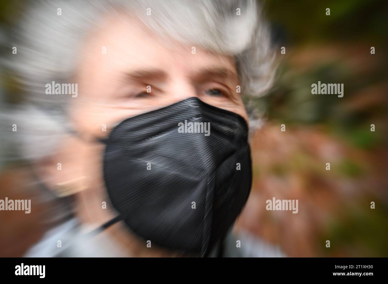La femme porte un masque facial N95 du type en usage courant en raison des tentatives de contrôler la propagation du COVID-19. Banque D'Images