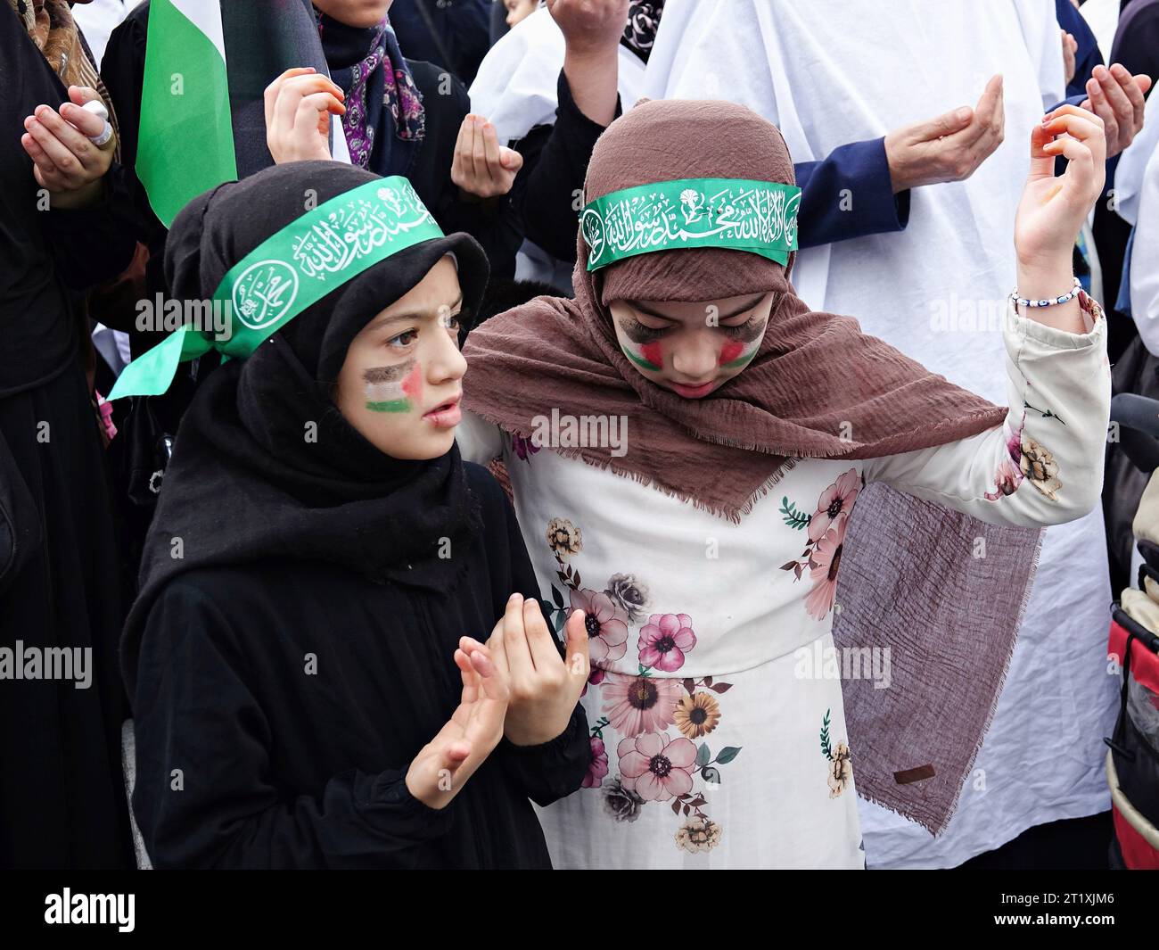 Des enfants prient pour les vies perdues à Gaza lors d’un rassemblement en solidarité avec la Palestine sur la place de la gare à Diyarbakir. Israël a protesté lors d'un rassemblement en soutien à l'opération inondation d'Al-Aqsa, organisé par le Parti de la cause libre (HUDA-par) à Diyarbakir, la ville avec la plus grande population kurde de Turquie. Des dizaines de milliers de personnes qui ont assisté au rassemblement du Parti islamique kurde HUDA-par à Station Square ont crié des slogans soutenant le mouvement Hamas et arboré des drapeaux palestiniens et des symboles islamiques. Lors du rassemblement, le Coran a été lu, des hymnes palestiniens ont été joués et des prières ont été priées pour t Banque D'Images