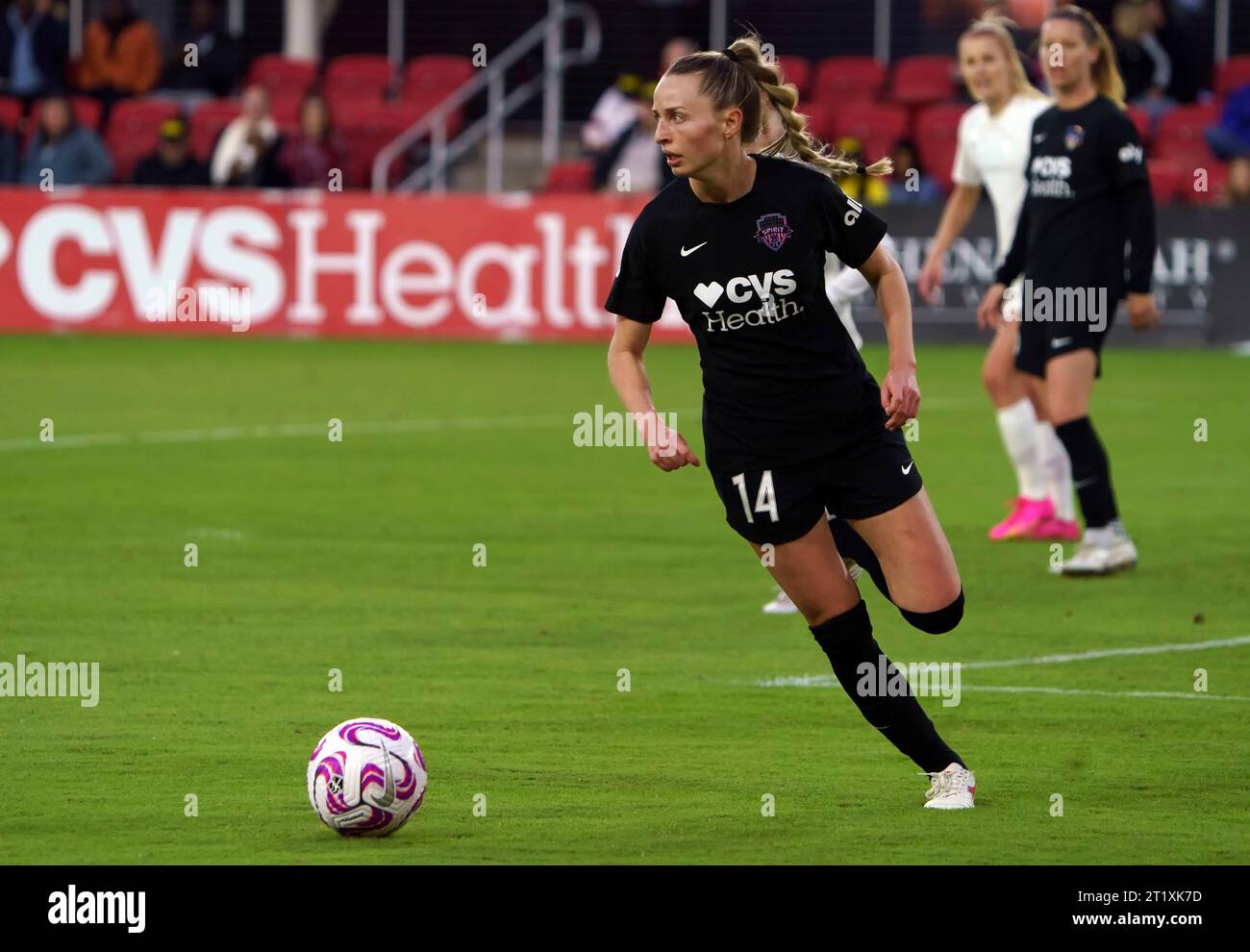 Washington, États-Unis. 15 octobre 2023. WASHINGTON, DC - 15 OCTOBRE : le défenseur du Washington Spirit Gabby Carle (14 ans) monte sur le terrain lors d'un match NWSL entre le Washington Spirit et le courage de Caroline du Nord, le 15 octobre 2023, à Audi Field, à Washington DC. (Photo de Tony Quinn/SipaUSA) crédit : SIPA USA/Alamy Live News Banque D'Images