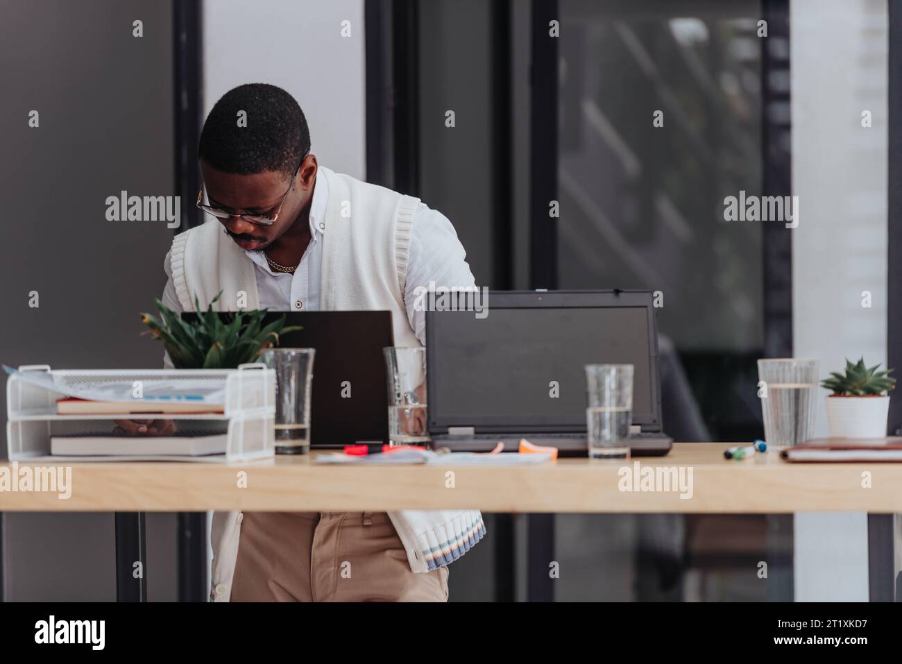 Homme d'affaires faisant de la paperasserie au bureau. Banque D'Images