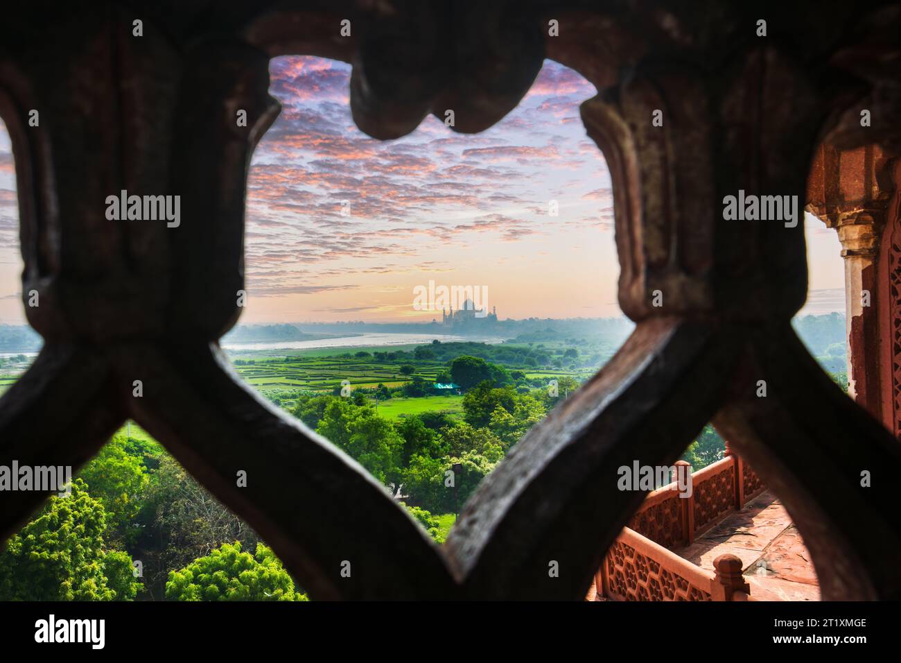 Surplombant le Taj Mahal et la rivière Yamuna depuis les fenêtres du fort Rouge. Agra fort est un fort historique de grès rouge et un si du patrimoine mondial de l'UNESCO Banque D'Images