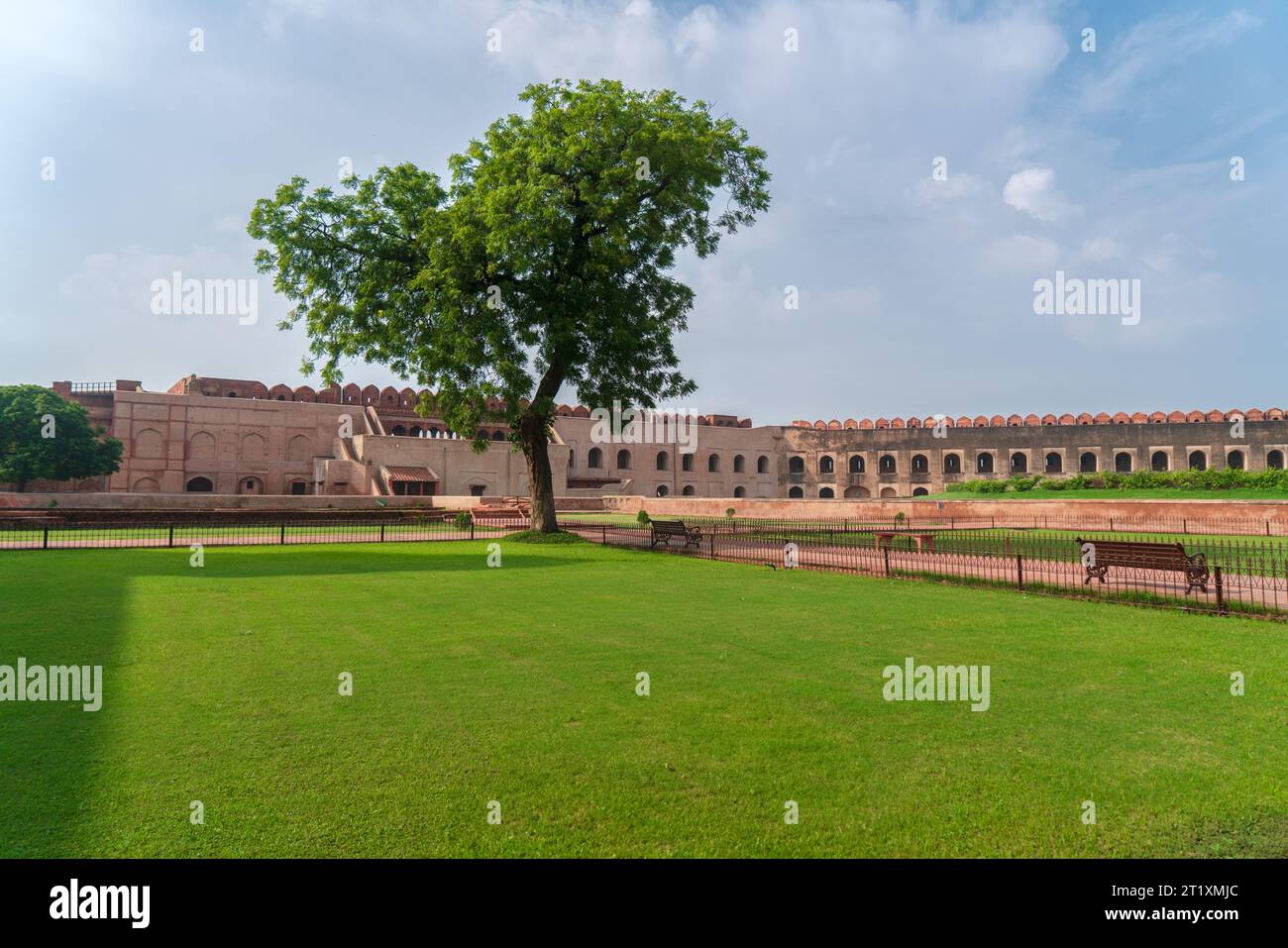 Une des attractions touristiques en Inde, le gazon vert du fort Rouge. Agra fort est un fort historique de grès rouge et un site du patrimoine mondial de l'UNESCO. Banque D'Images