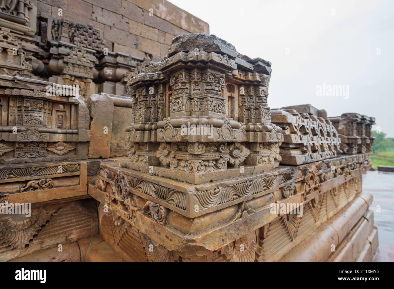 Adjacent au Baori se trouve le temple Harshat Mata magnifiquement sculpté. Chand Baori, c'est l'un des plus grands puits d'escalier du monde. Rajasthan, Inde. Banque D'Images