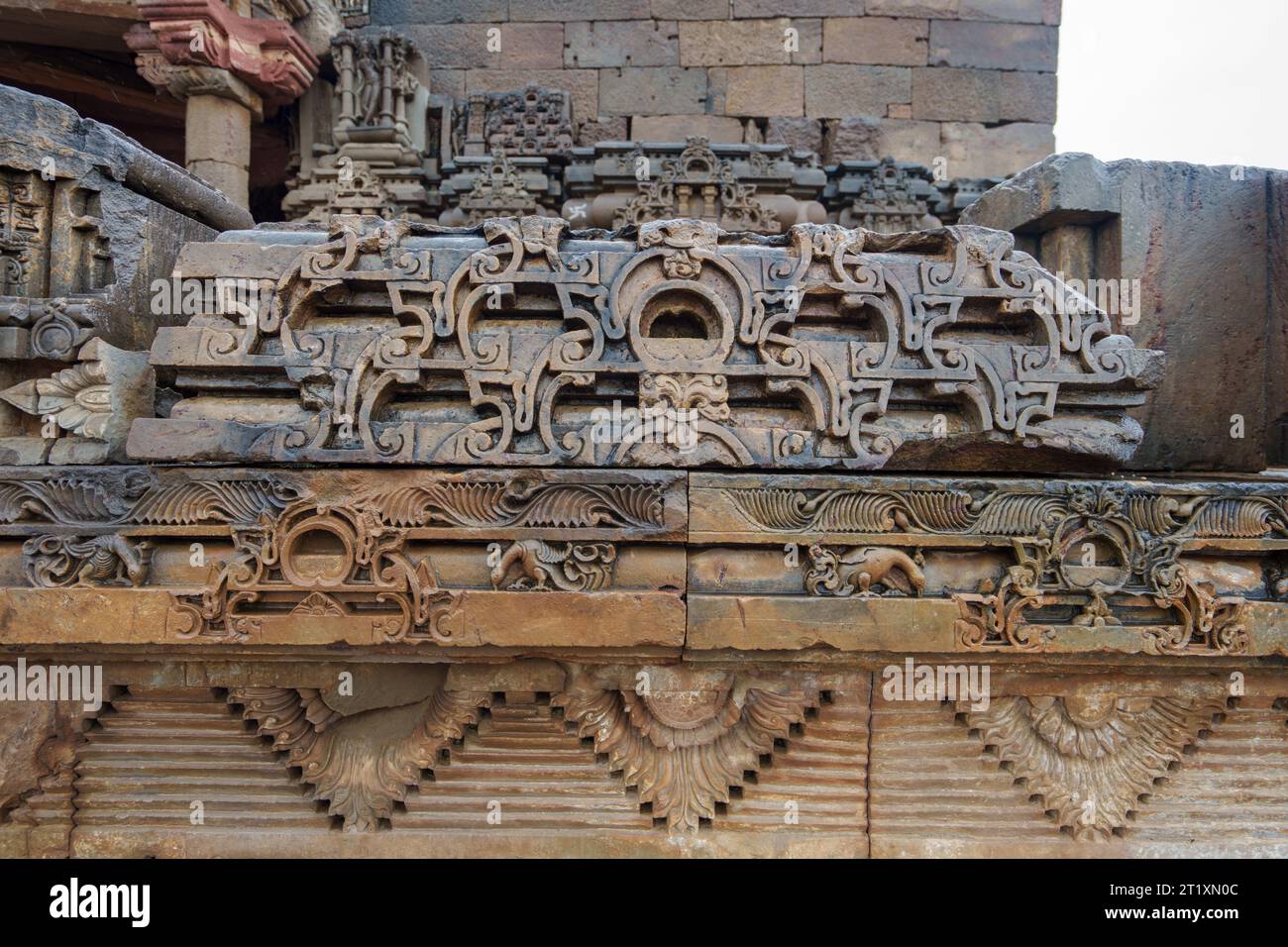 Adjacent au Baori se trouve le temple Harshat Mata magnifiquement sculpté. Chand Baori, c'est l'un des plus grands puits d'escalier du monde. Rajasthan, Inde. Banque D'Images