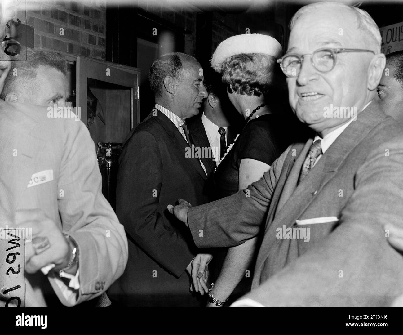 Former President Truman points to Democratic presidential nominee Adlai Stevenson as he calls out to Mrs. Bess Truman that he's found Stevenson in the receiving line in Kansas City, Sept. 26, 1956. Stevenson was greeting well wishers after his speech tonight. Mr. and Mrs. Truman were just leaving when the former president spotted Stevenson and called to his wife to come back and say goodbye. (AP Photo) Banque D'Images