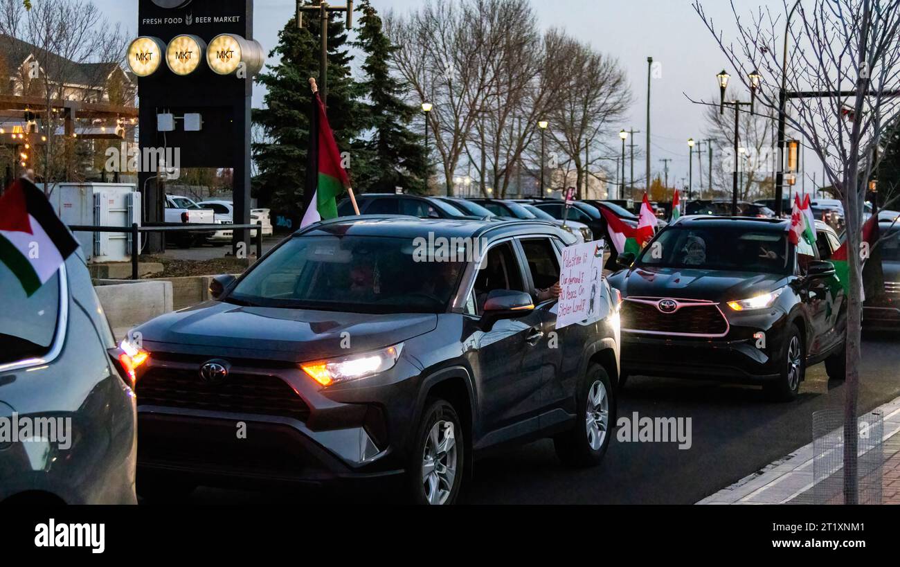 Edmonton, Alberta, Canada. 30 août 2023. Pendant plus d'une heure, des centaines de partisans palestiniens ont bordé Gateway Boulevard avec leurs véhicules en se dirigeant vers le centre-ville lors d'une manifestation contre le conflit israélo-Hamas. (Image de crédit : © Ron Palmer/SOPA Images via ZUMA Press Wire) USAGE ÉDITORIAL SEULEMENT! Non destiné à UN USAGE commercial ! Banque D'Images