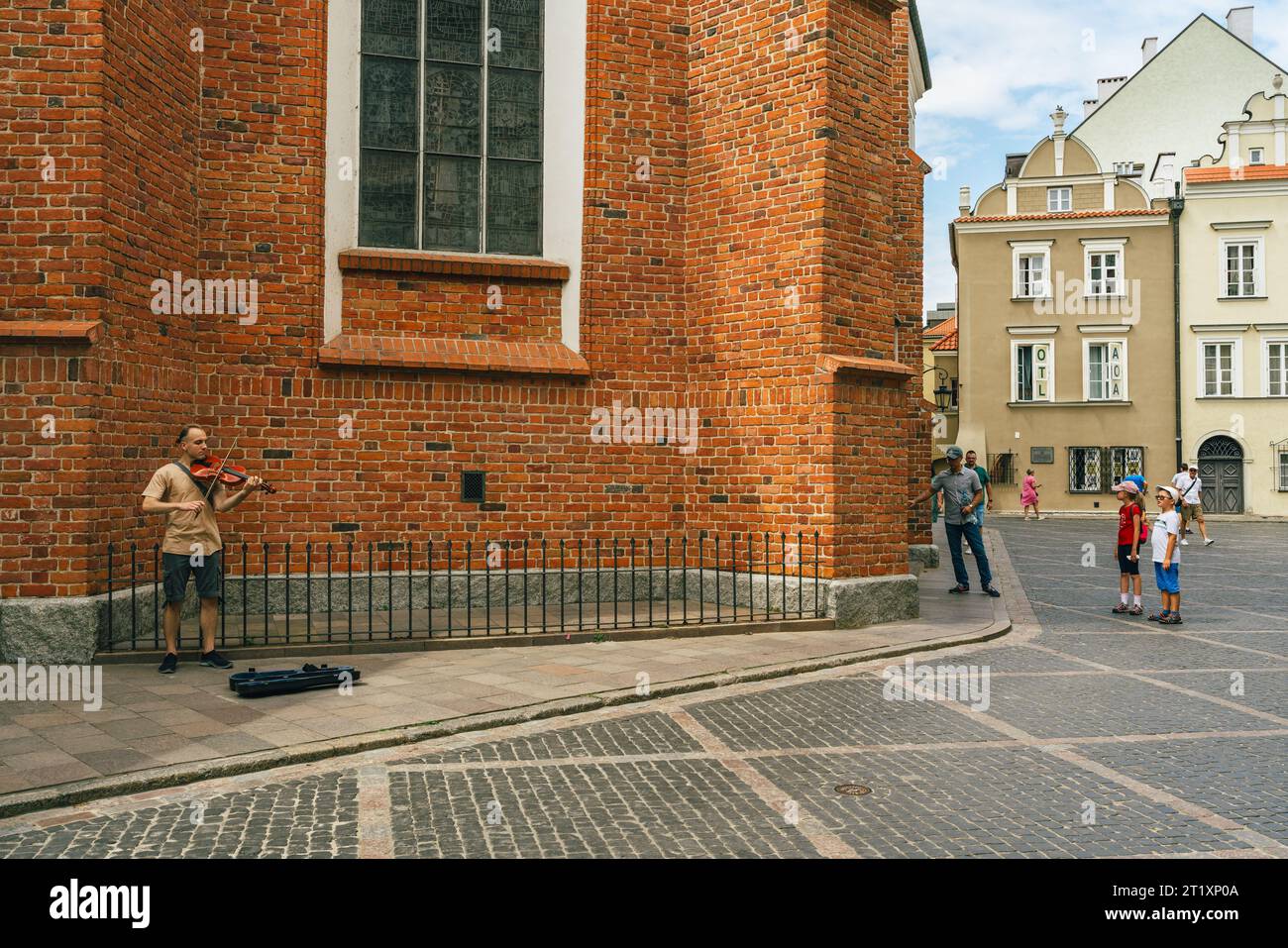 Varsovie, Pologne - 16 juillet 2023. L'archicathédrale Saint-Jean est une église catholique romaine située dans le quartier de la vieille ville de Varsovie, en Pologne. Vue sur la rue Banque D'Images