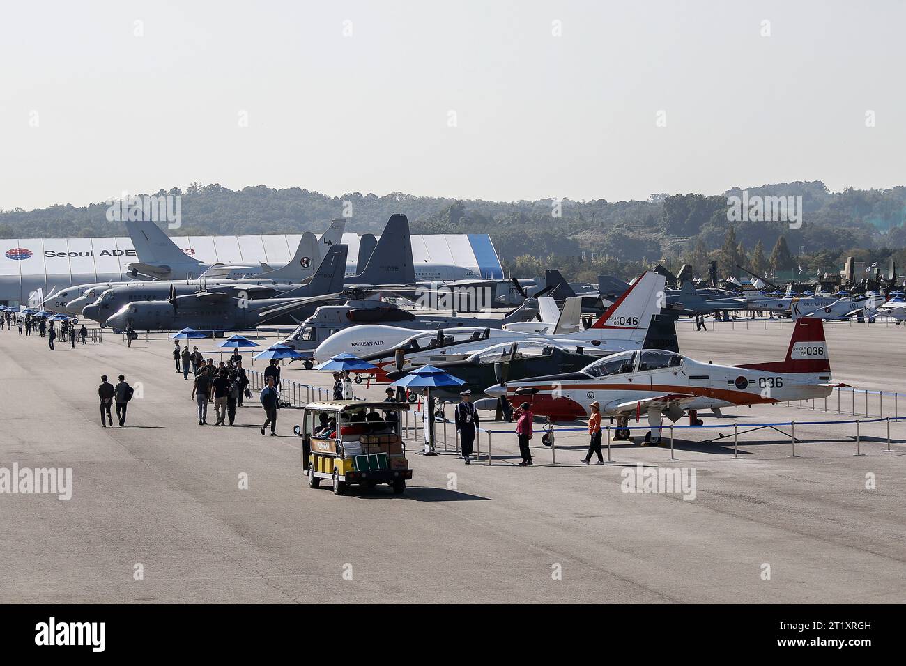 Seongnam, Gyeonggi, Corée du Sud. 16 octobre 2023. Oct 16, 2023-Seongnam, Corée du Sud-A View of ADEX 2023 (Aerospace Defense Exhibition 2023) à l'aéroport militaire de Séoul, Seongnam, Corée du Sud. La Corée du Sud tiendra une exposition internationale de défense en octobre pour présenter du matériel et des technologies militaires de pointe, ont déclaré lundi les organisateurs, dans le cadre de la poussée de Séoul à devenir un acteur majeur sur le marché mondial de l'armement. Le Seoul International Aerospace & Defense Exhibition (ADEX) de six jours 2023 débutera le Crédit : ZUMA Press, Inc./Alamy Live News Banque D'Images