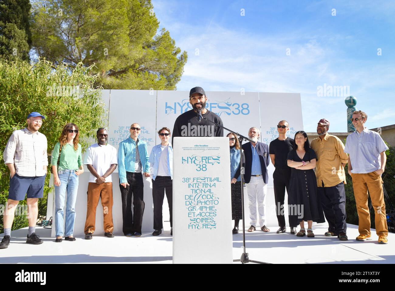 Hyères, France. 15 octobre 2023. Luis Alberto Rodriguez ; Président du jury du concours de photographie, avec les jurys Edward Buchanan, Song Tae Chong, Sarah Piegay Espenon, Jordan Hancock, Paul Mpagi Sepuya, Adam Murray, Carlos Nazario, Francesco Risso, Kevin Tekinel et Charles Levai, Rala Choi, lors de la cérémonie de remise des prix et de clôture de la 38e édition du Festival International de mode, Photographie et Accessoires de mode le 15 octobre 2023, à Villa Noailles, Hyères, France. Photo de Jana Call Me J/ABACAPRESS.COM crédit : Abaca Press/Alamy Live News Banque D'Images