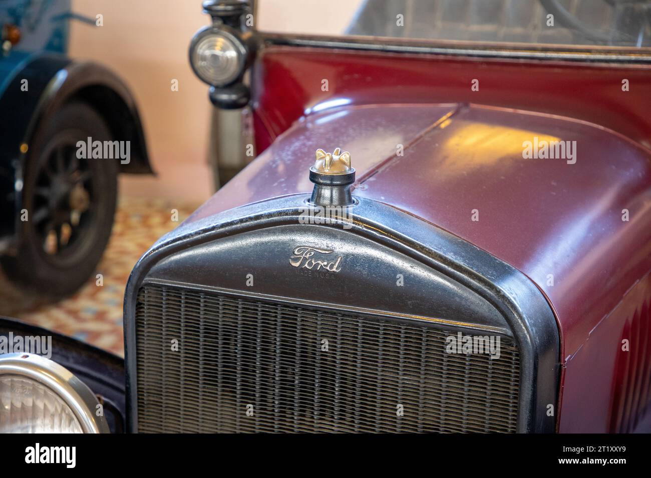 Talmont , France - 10 09 2023 : ford signe de texte et logo marque de voiture vintage classique sur radiateur en cuivre de grille Banque D'Images