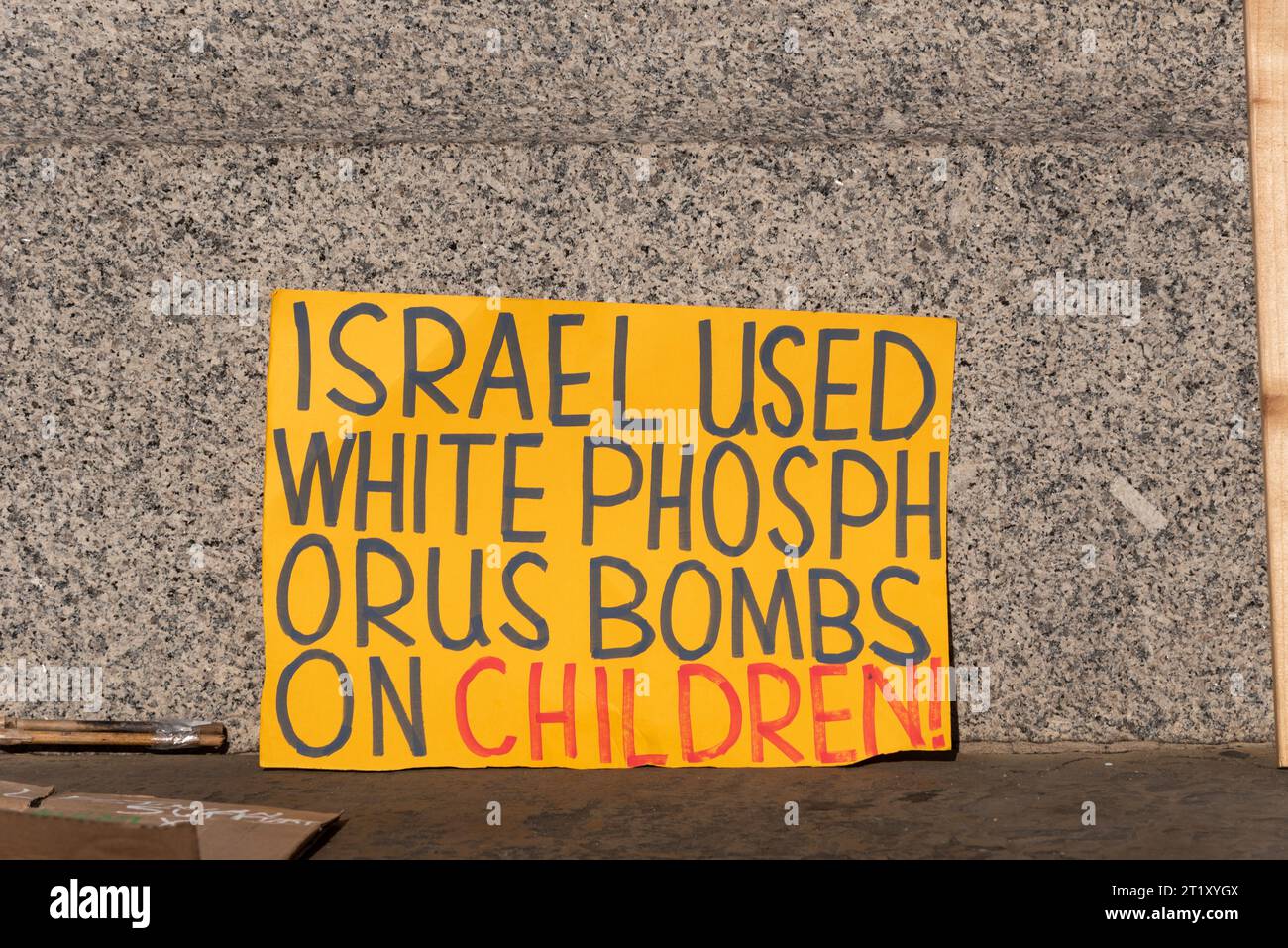 Protestation pour la Palestine après l'escalade de l'action militaire dans le conflit de la bande de Gaza entre Israël et le Hamas. Plaque de référence pour bombes au phosphore Banque D'Images