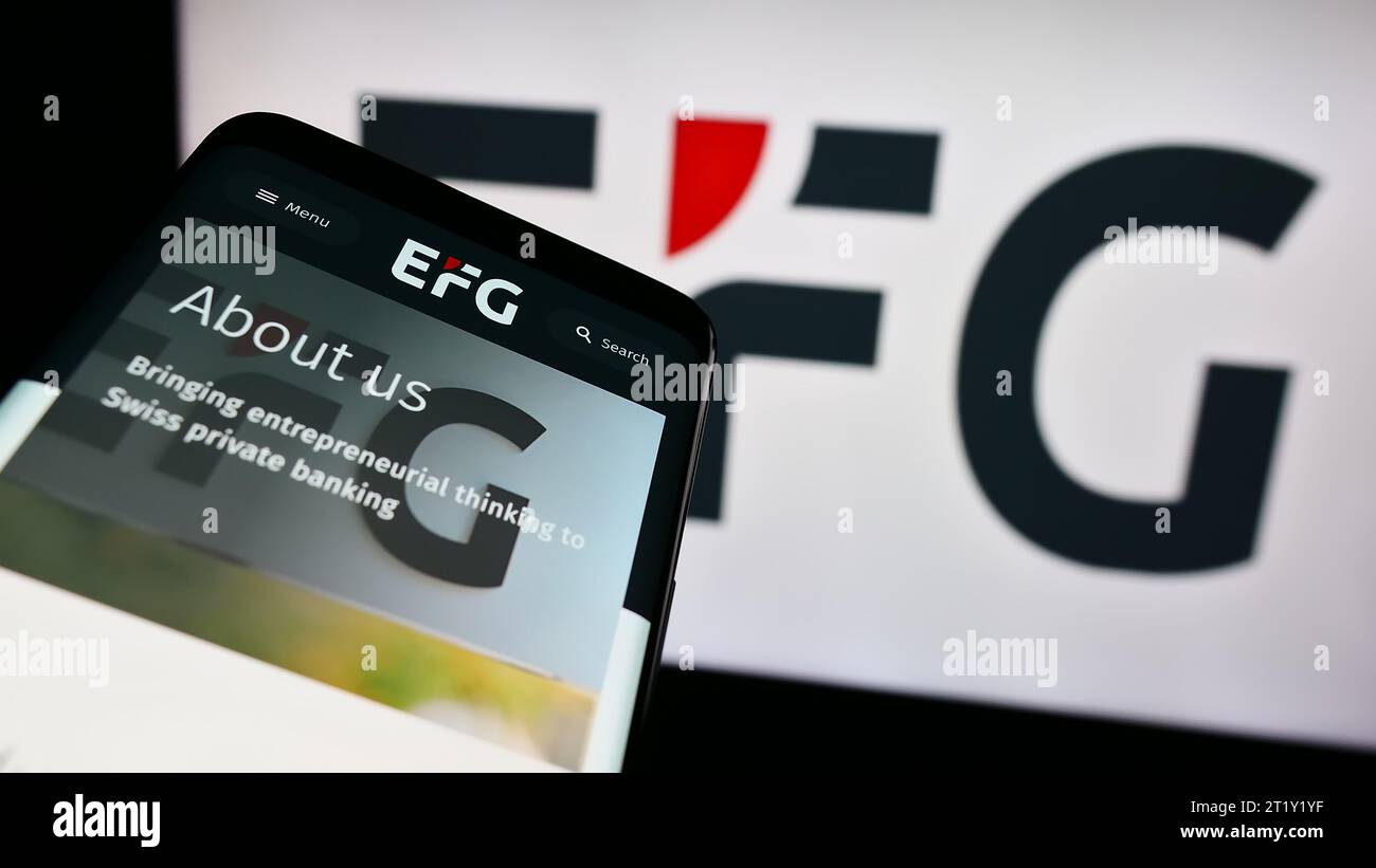Smartphone avec le site web de la banque privée suisse EFG International AG devant le logo de l'entreprise. Effectuez le focus sur le coin supérieur gauche de l'écran du téléphone. Banque D'Images