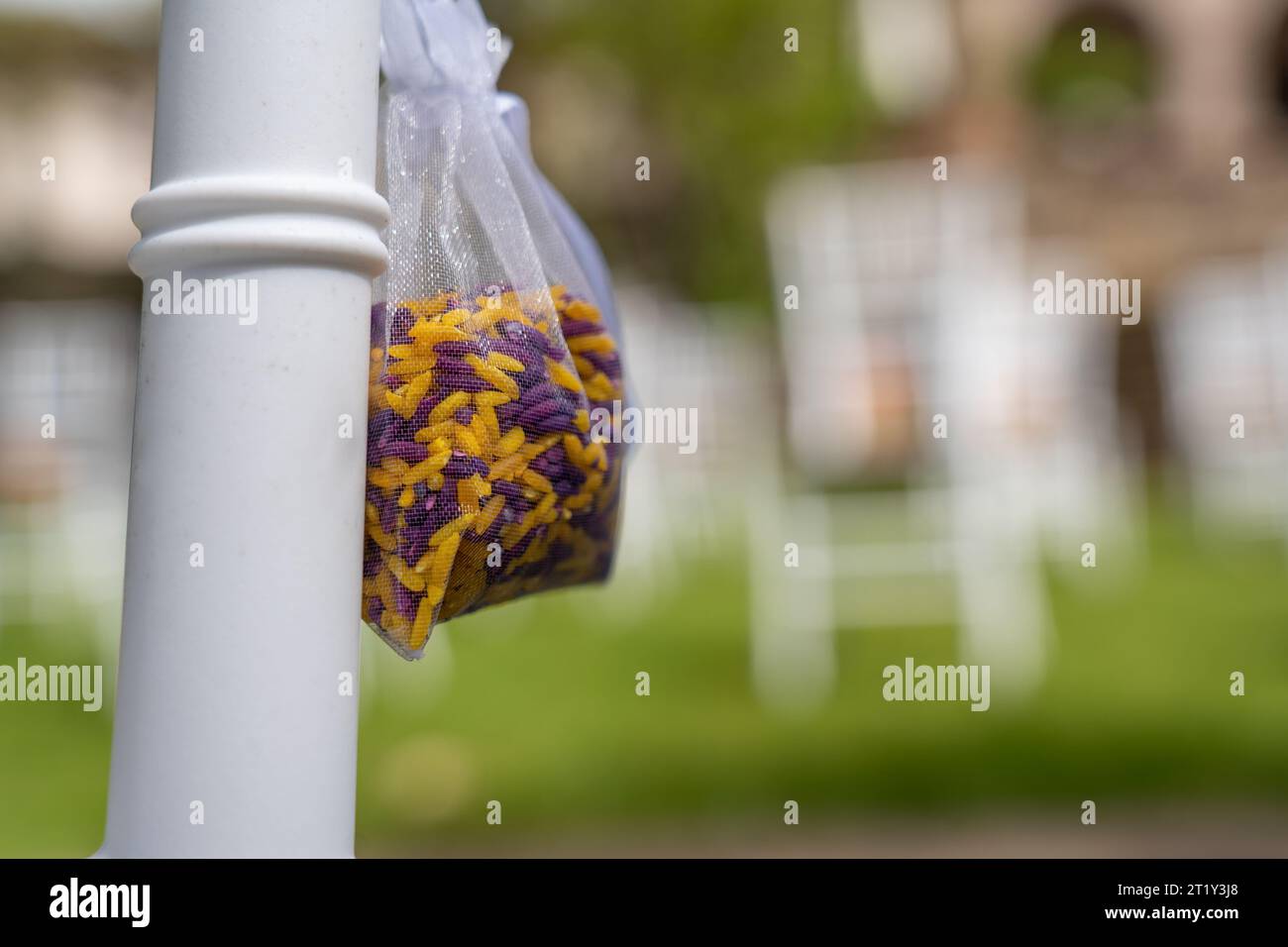 Gros plan d'un sac scellé rempli de pétales de fleurs colorés Banque D'Images