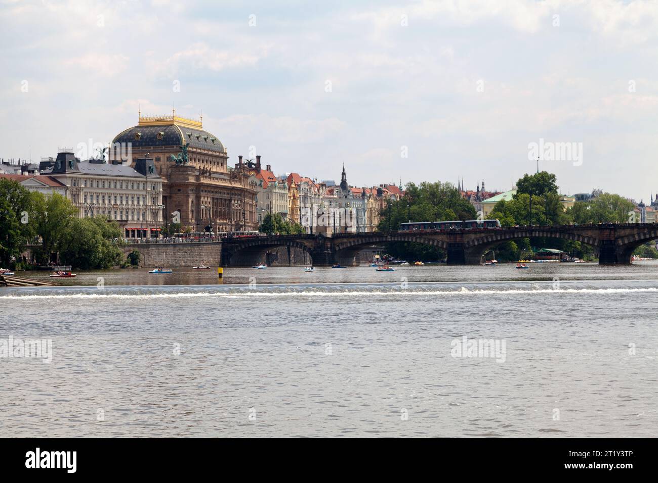 Le Théâtre National (tchèque : národní divadlo) à Prague en face du pont avec Légion (tchèque : Most Legií) traversant la rivière Vltava. Banque D'Images